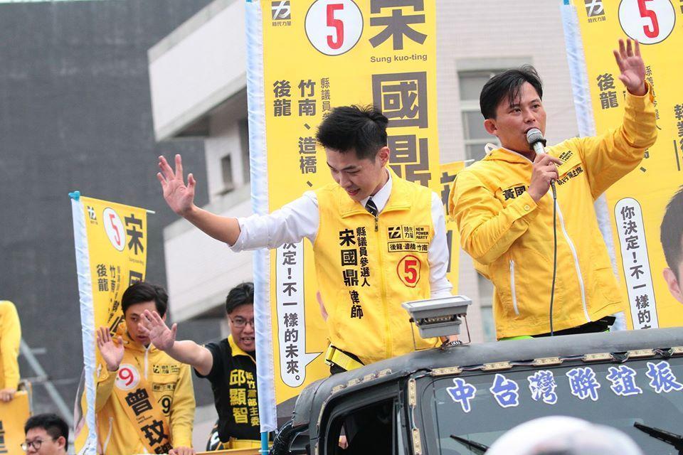 過去前黨主席黃國昌曾陪伴曾玟學等候選人掃街拜票。(翻攝自曾玟學粉絲專頁)