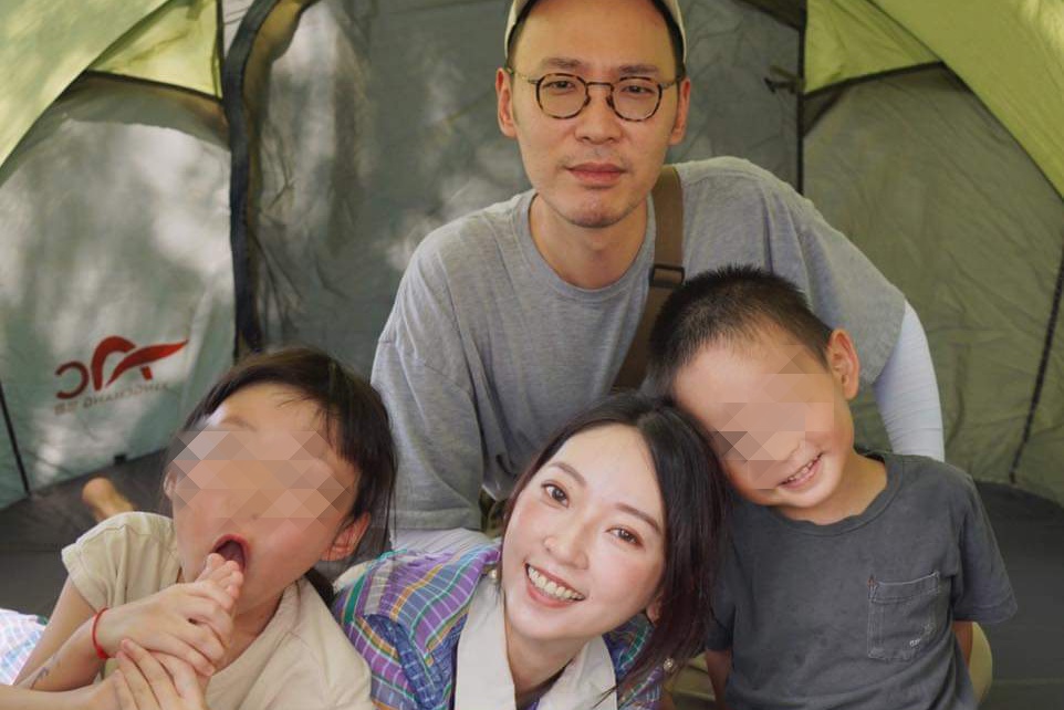 翁馨儀和張菲次子張少懷七年前婚後育有女兒「櫻桃」、兒子「栗子」，一家四口幸福美滿。（翻攝自翁馨儀臉書）