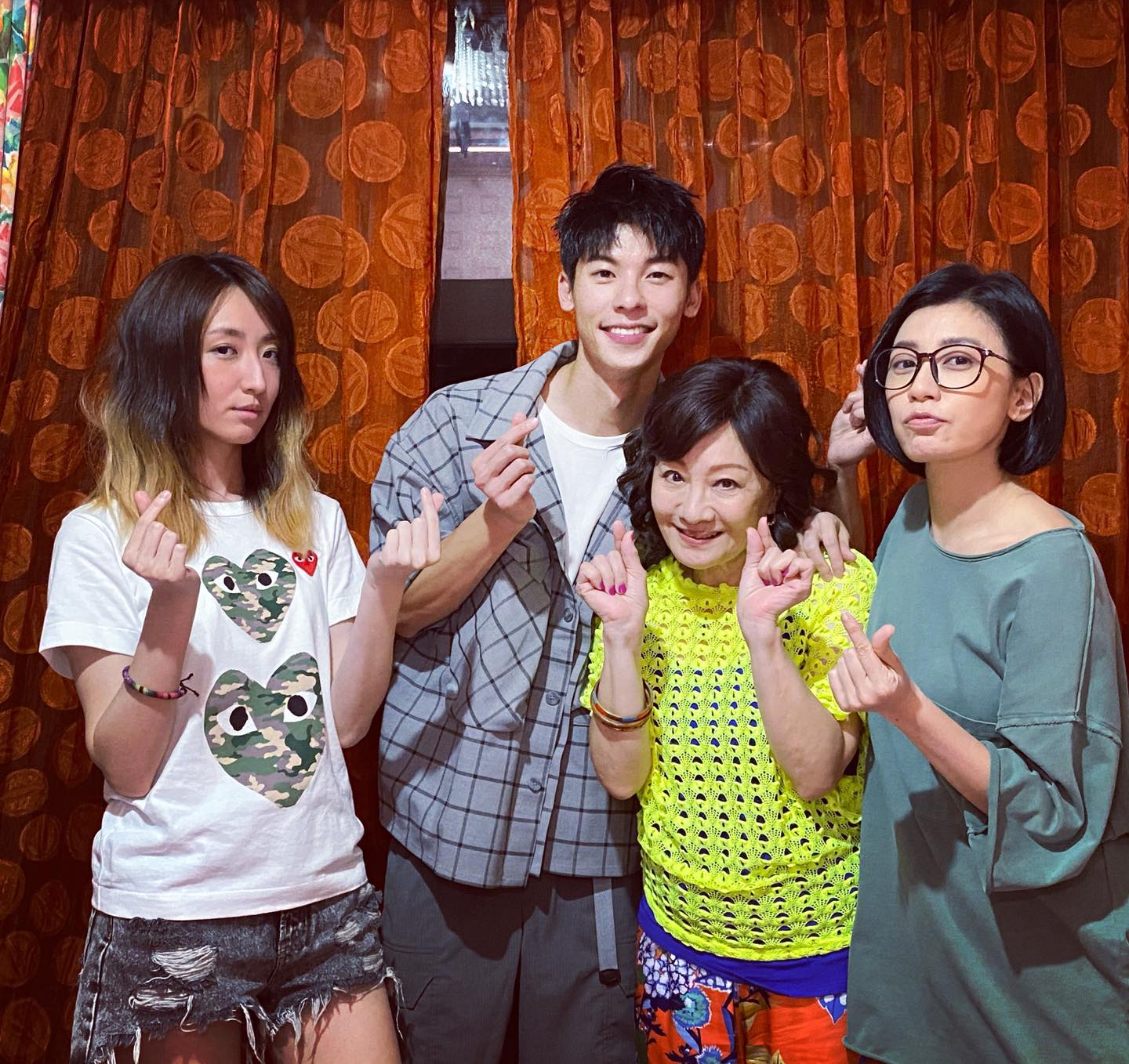 許光漢到賈靜雯擔任製作人的劇組探班，讓賈靜雯也驚呼「真的是偶像」，左起柯佳嬿、許光漢、比莉、賈靜雯。（翻攝自賈靜雯臉書粉絲頁）