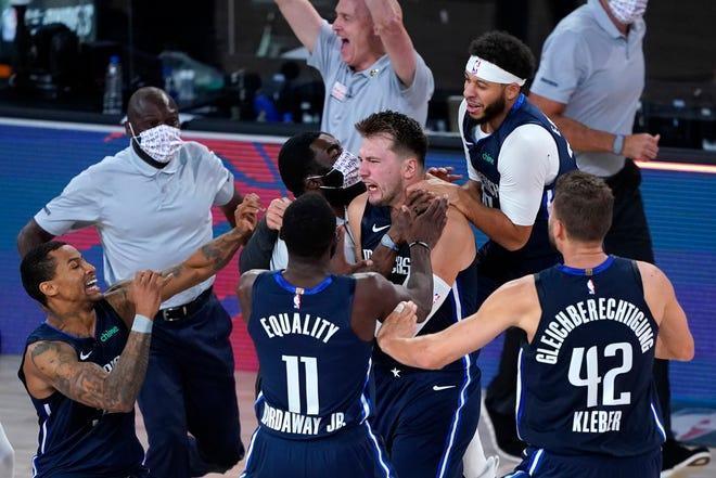 唐西奇發揮「Luka Magic」投進致勝三分球。（翻攝自USA TODAY Sports）