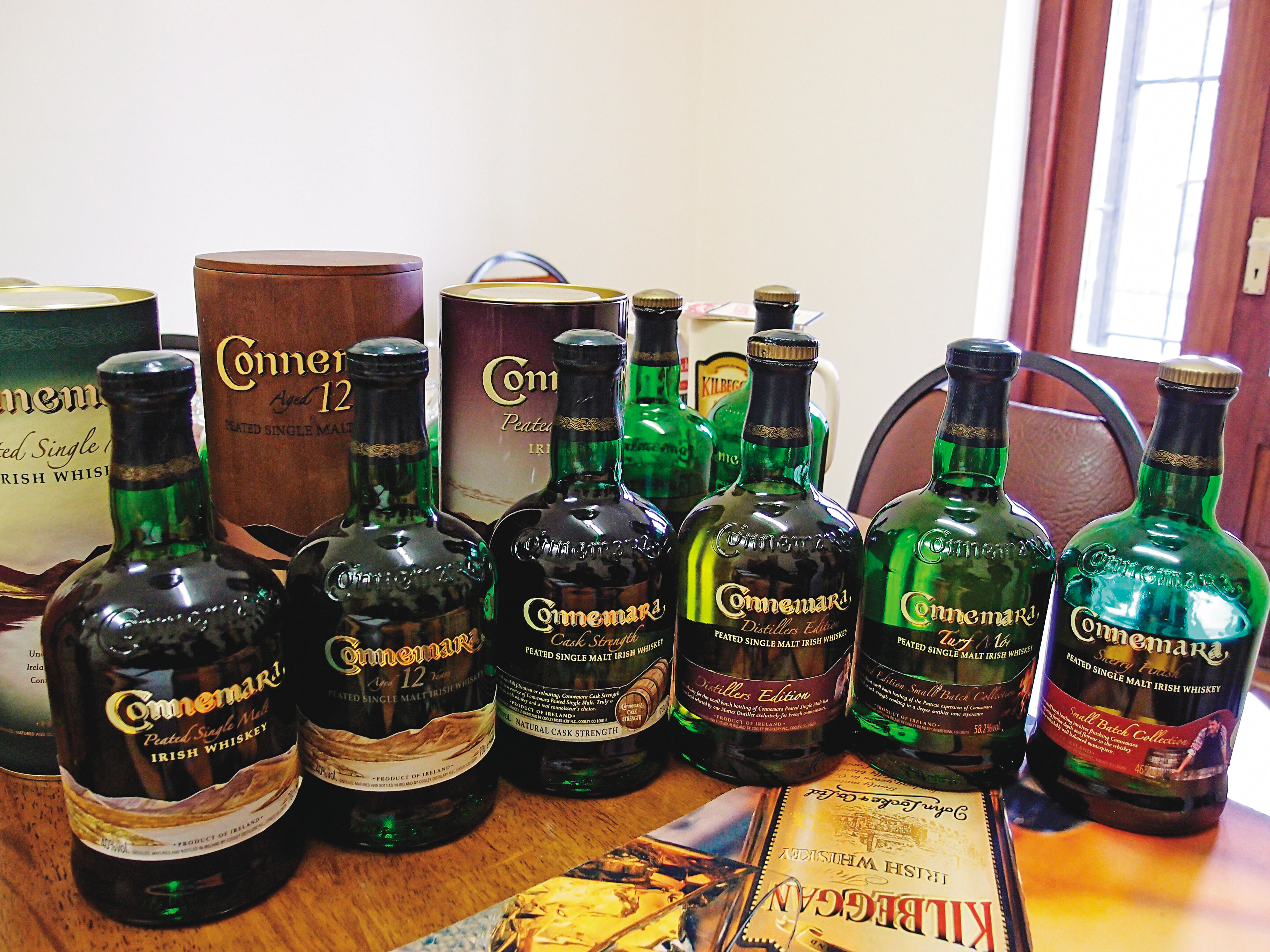 康尼馬拉威士忌是愛爾蘭最著名的泥煤威士忌品牌，產品泥煤風味強弱皆有。