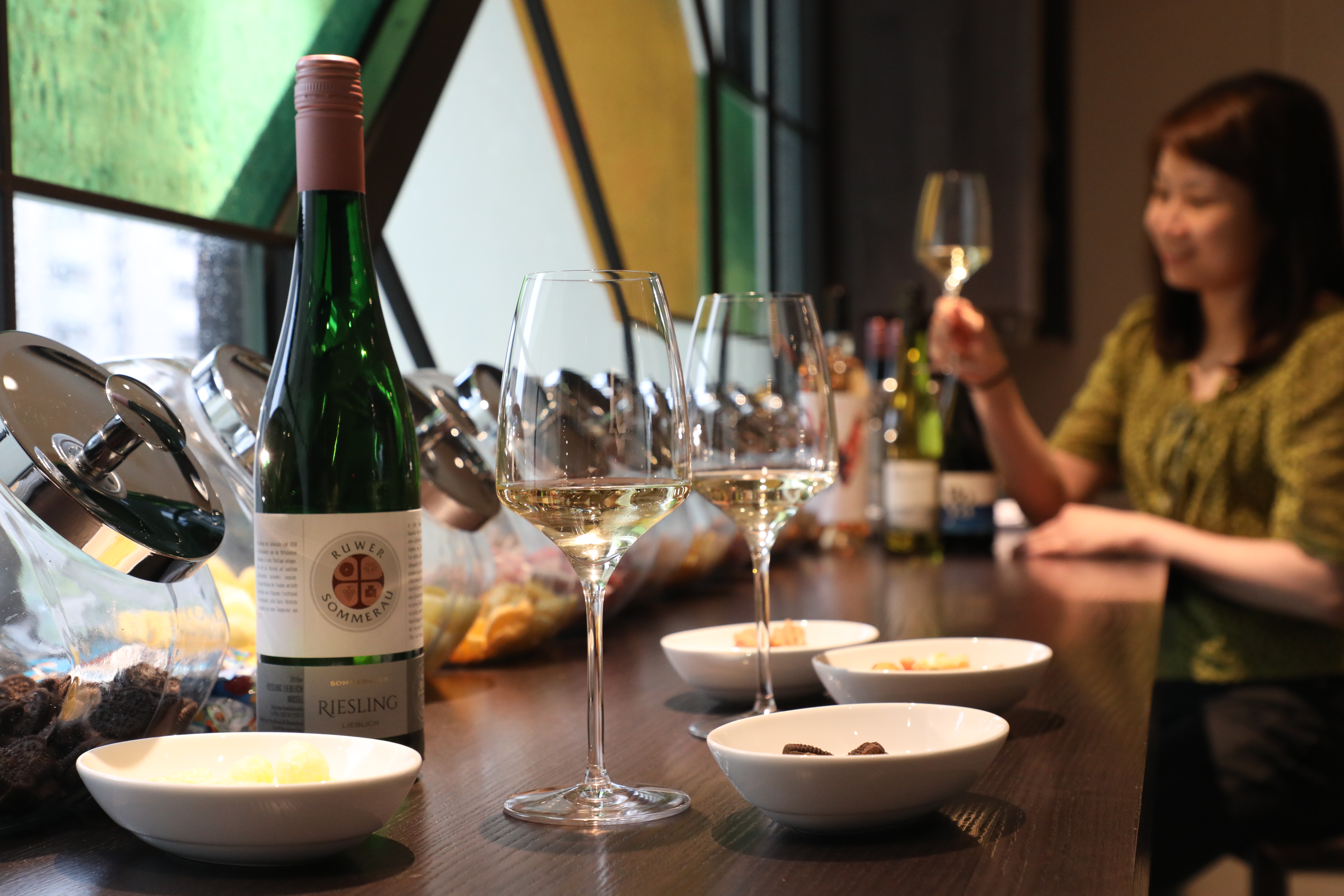 Super Bar每日傍晚無限供應特定酒款，讓入住房客搭配經典零食，享受1小時暢飲時光。「Sommerau Schlossberg Lieblich, Ruwer, Germany」屬於不甜的Riesling，散發柑橘清香。（Super Bar隨機供應酒款）