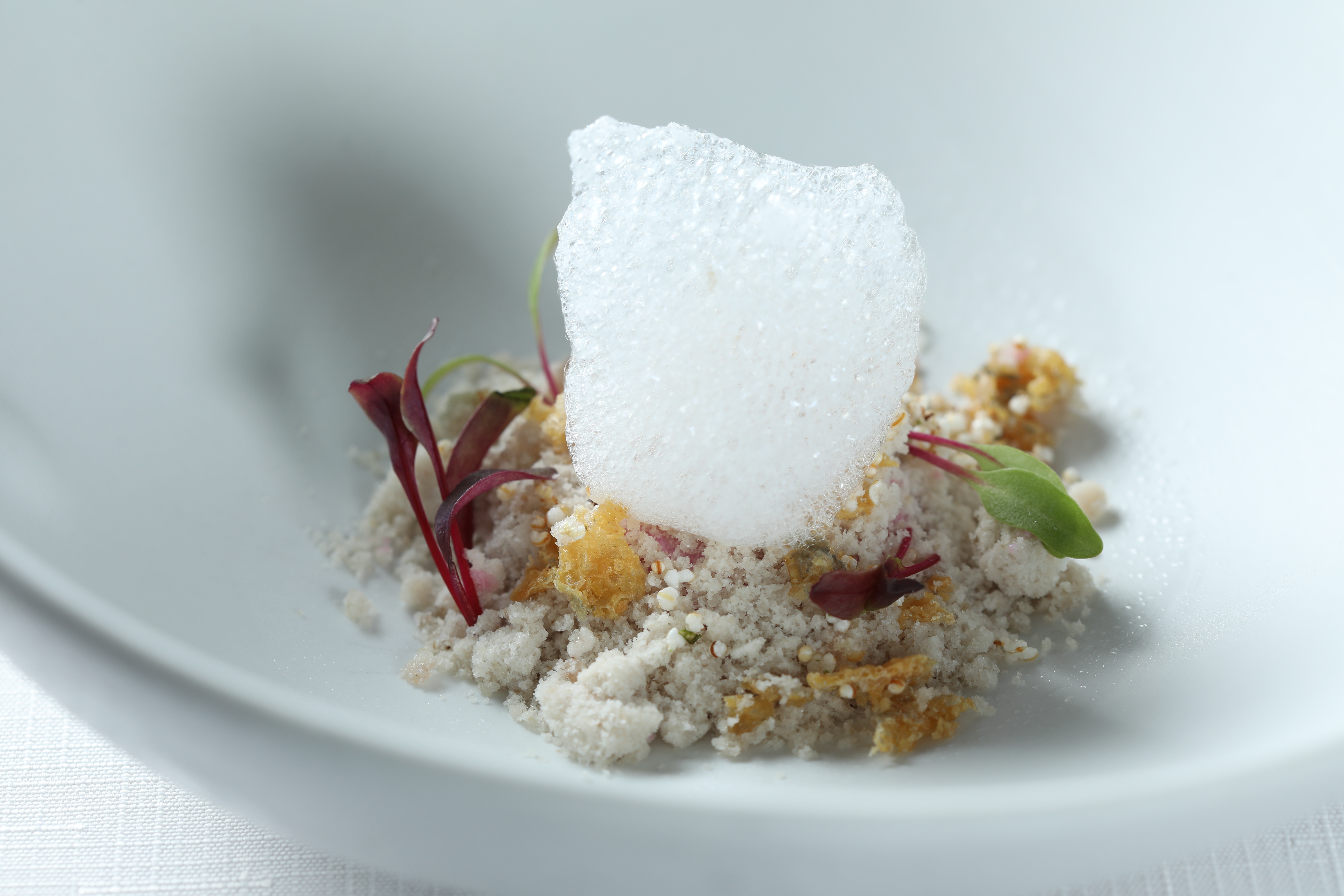 「白身魚」完全看不到魚肉本尊，但一吃像極淡水魚酥，倍感親切。（餐酒搭套餐4,880元／人菜色）