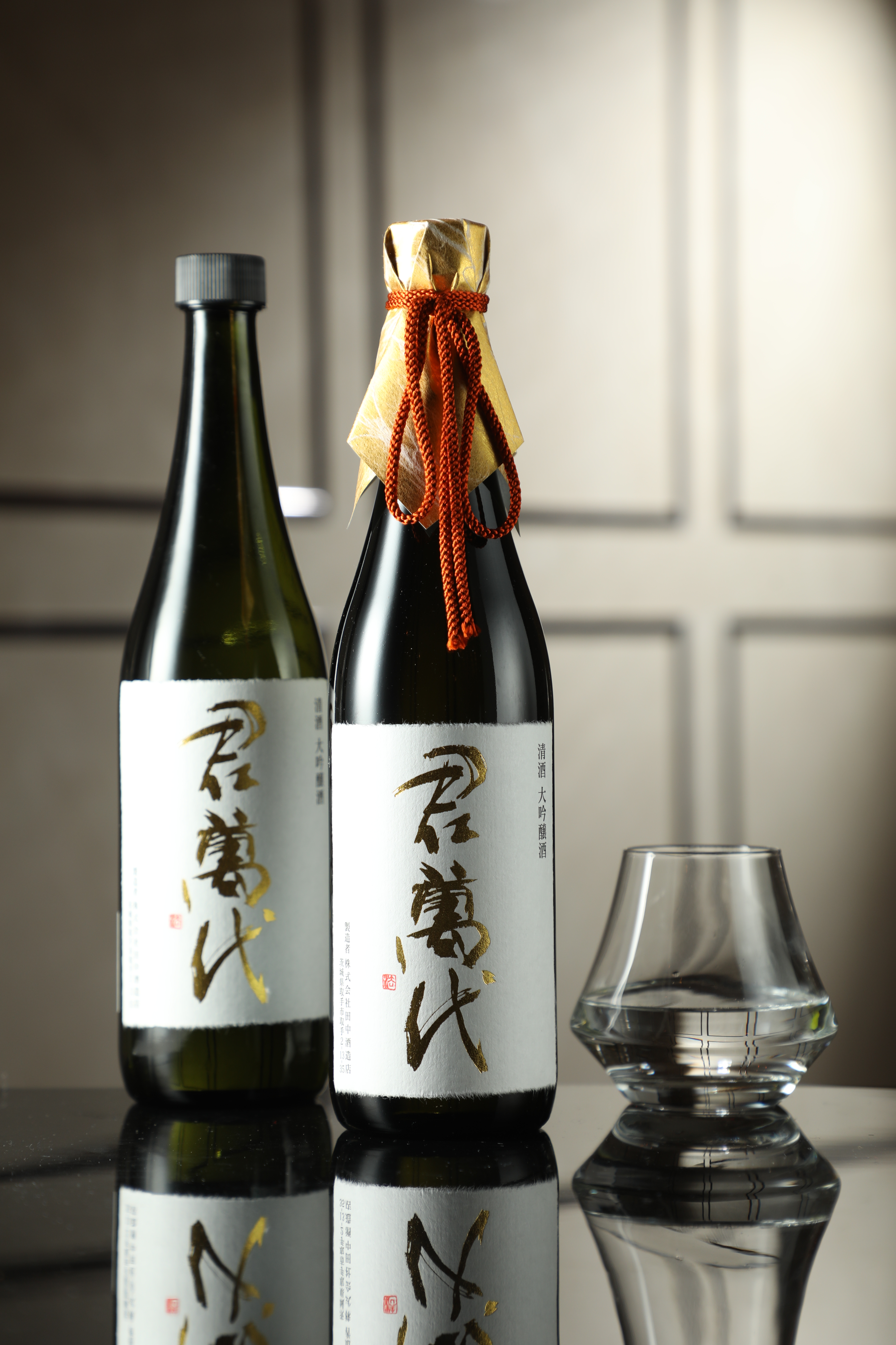 「君萬代 大吟釀酒」溫熱品飲，豐盈花香繚繞嘴中。（3,800元／瓶）