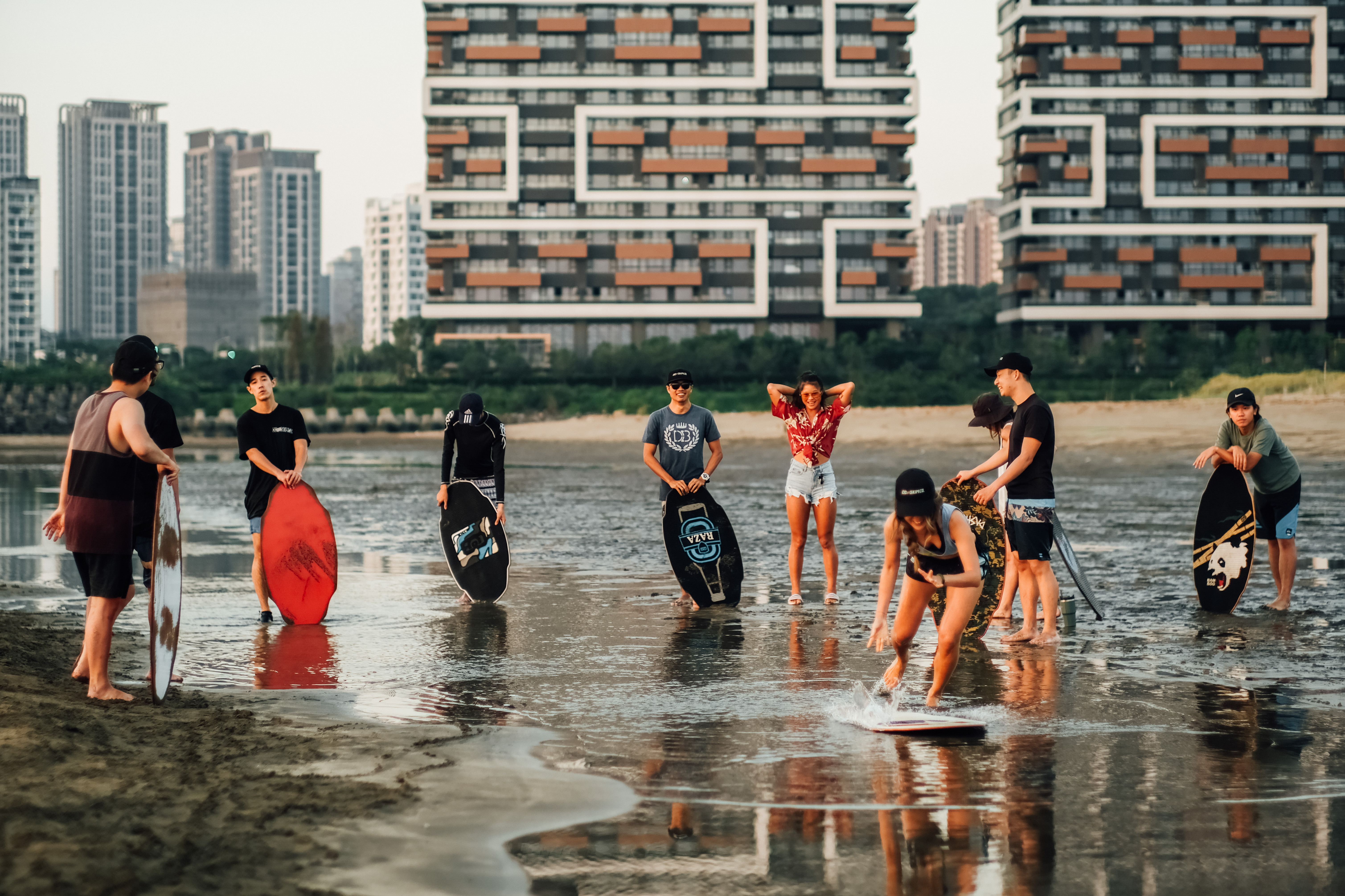 週末固定會在淡水的沙崙海灘有體驗活動，有興趣的人可以報名。
