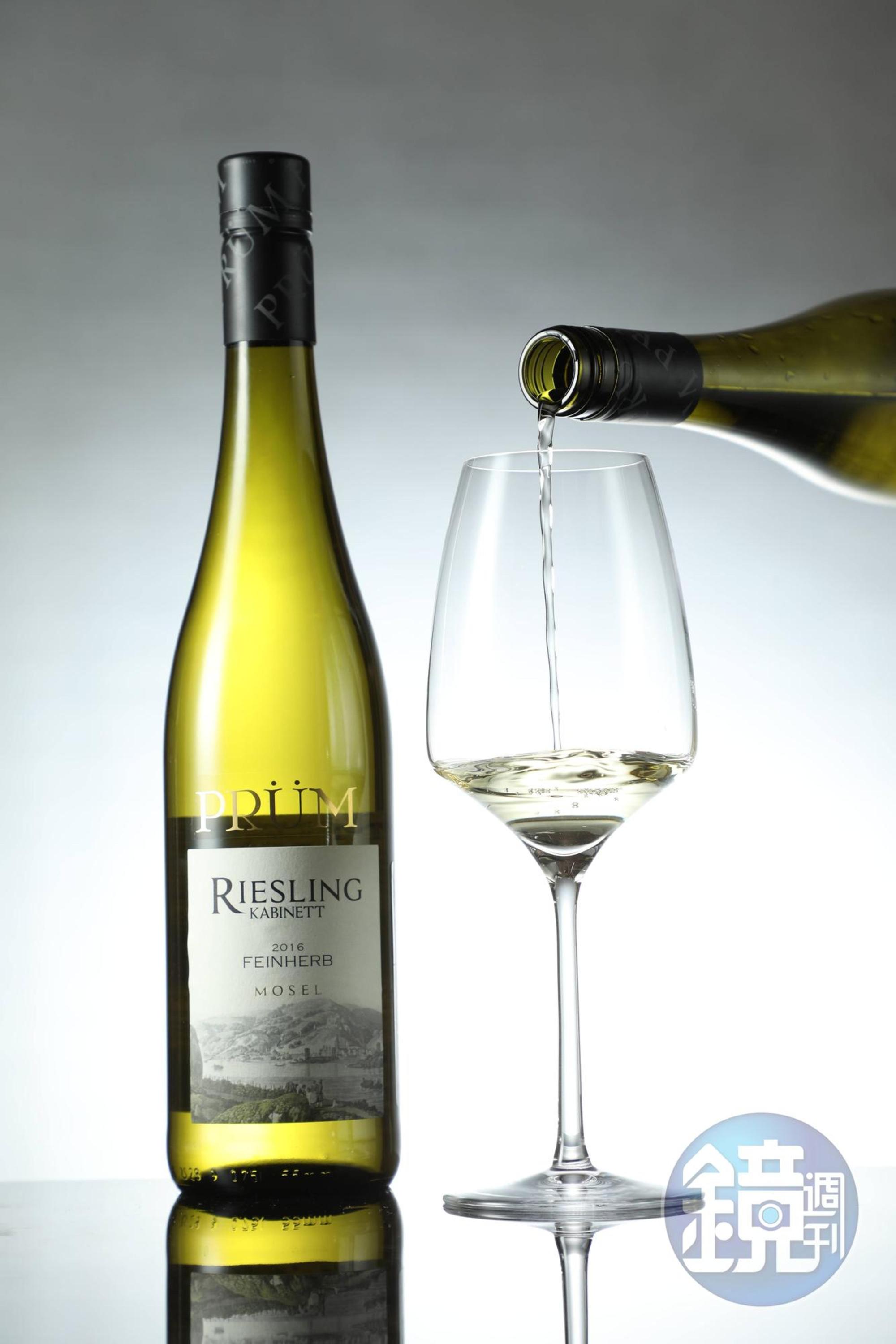 德國「S.A. Prüm」酒莊的「Prüm Riesling Kabinett Feinherb 2016」，微甜輕盈，適合夏季。（Super Bar隨機供應酒款）