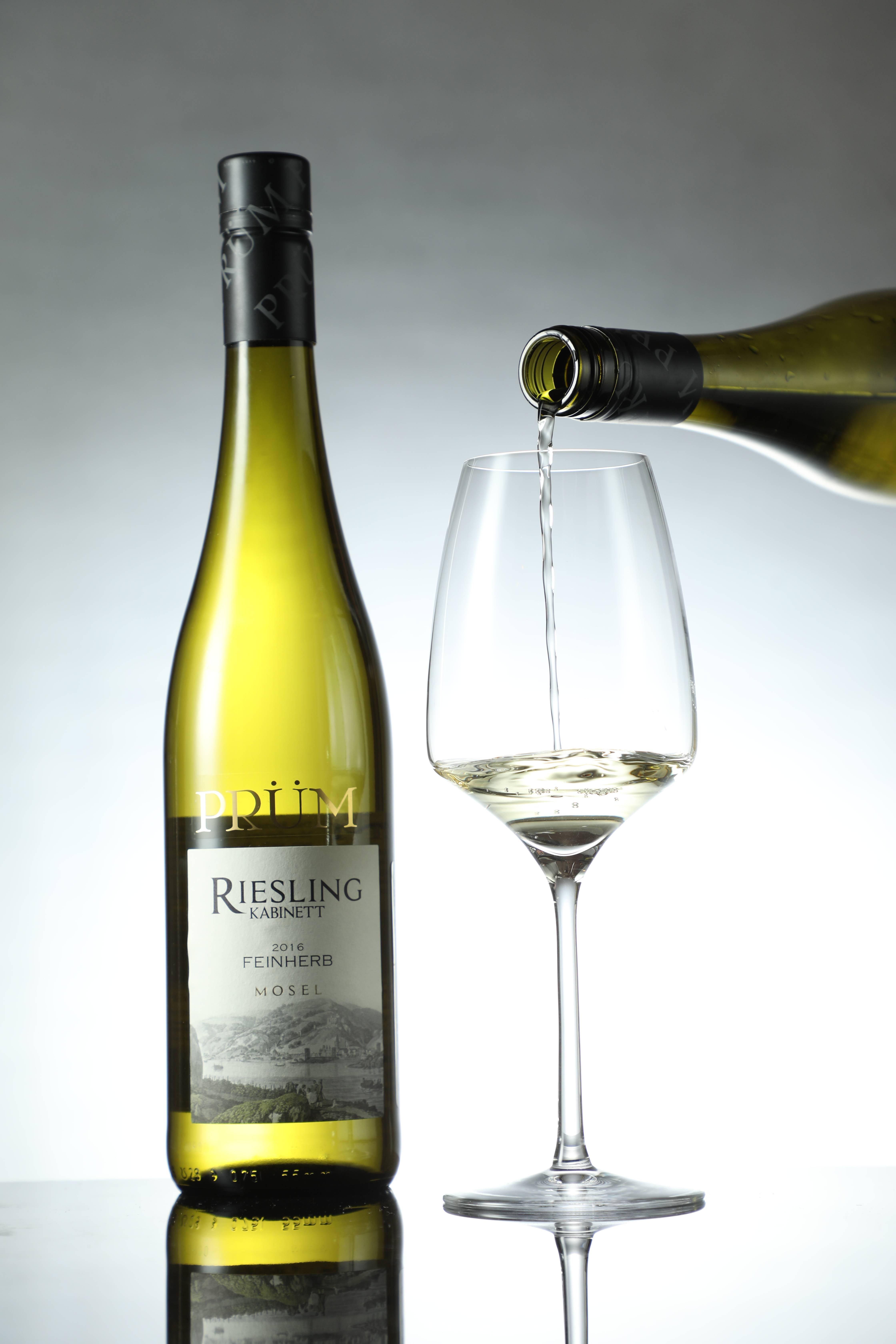 德國「S.A. Prüm」酒莊的「Prüm Riesling Kabinett Feinherb 2016」，微甜輕盈，適合夏季。（Super Bar隨機供應酒款）