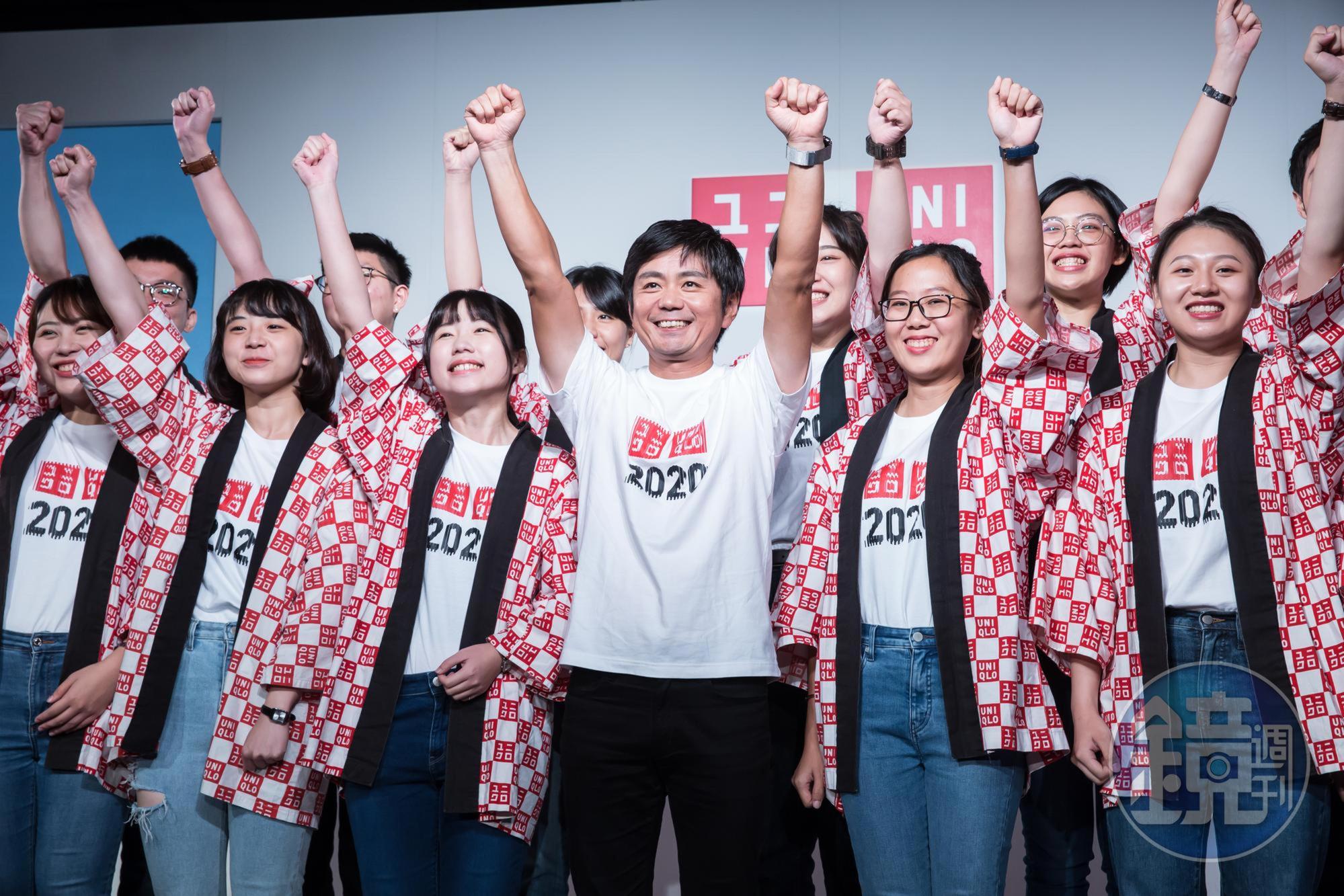 武漢肺炎雖持續延燒全球,不過UNIQLO台灣董事長兼總經理黑瀨友和(中)表示,台灣整體業績未見衰退,前7個月依然維持正成長。