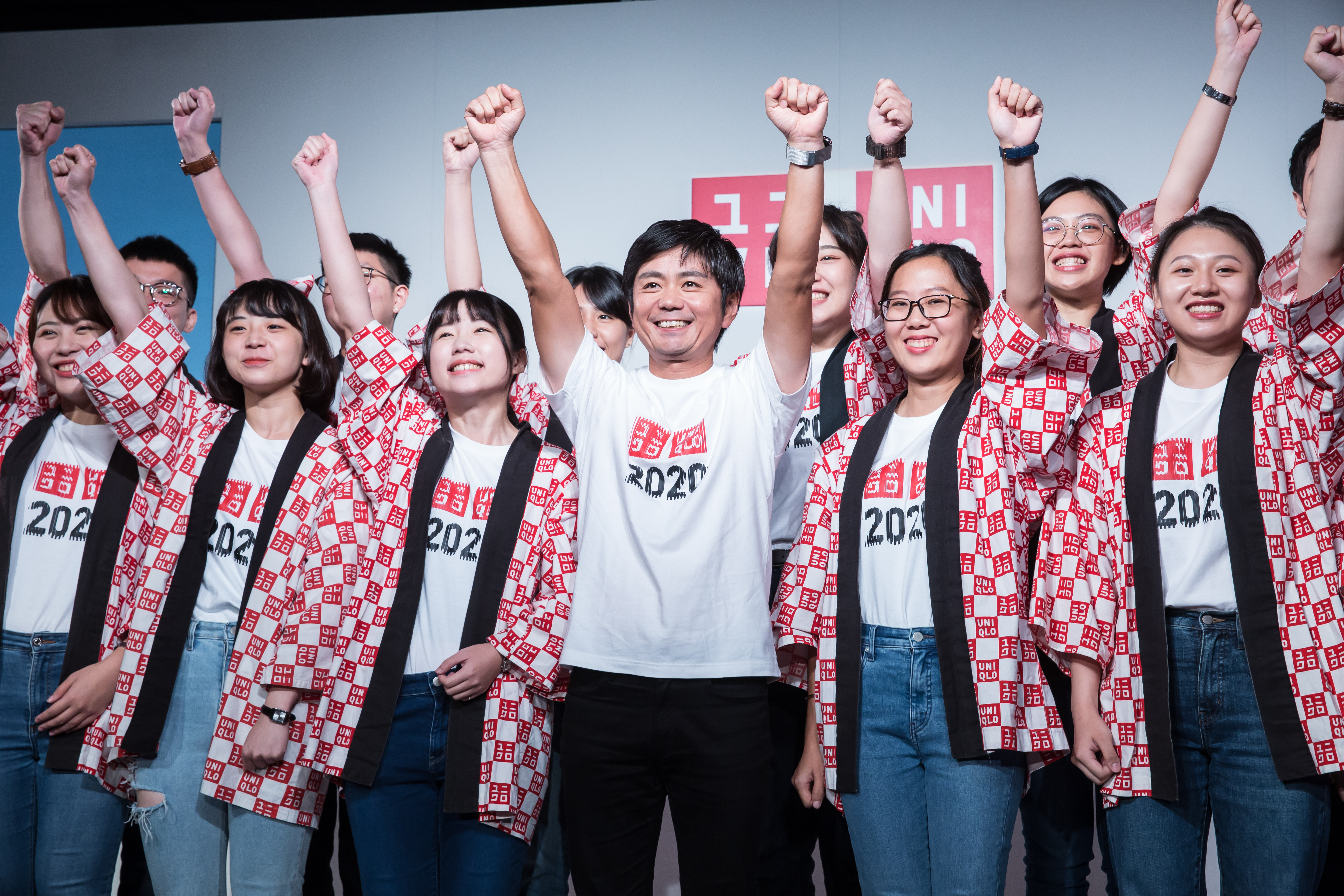 武漢肺炎雖持續延燒全球，不過UNIQLO台灣董事長兼總經理黑瀨友和（中）表示，台灣整體業績未見衰退，前7個月依然維持正成長。