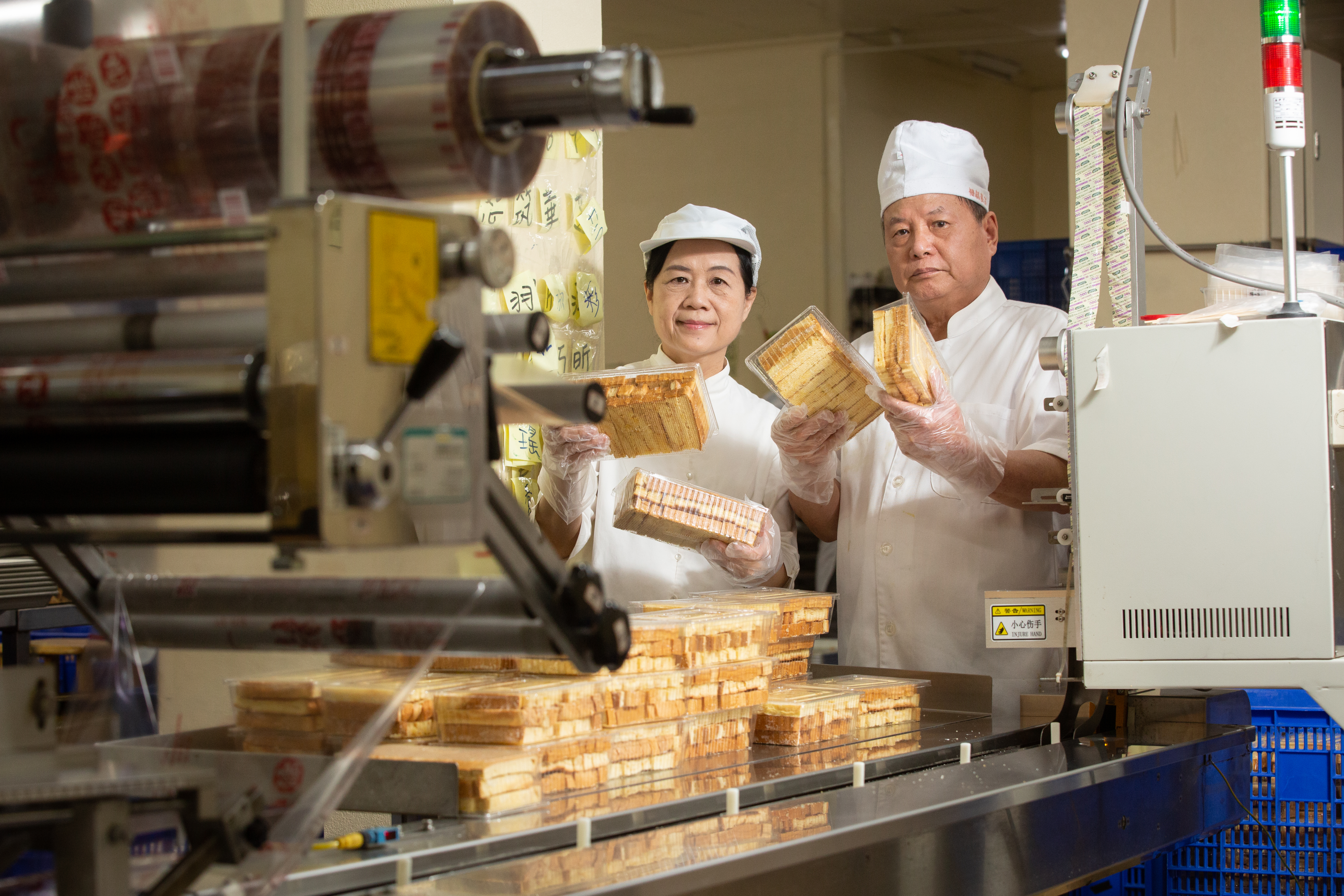 劉進立（右）與林素珍（左）夫妻將吐司邊再製成奶油酥條，意外爆紅，成為花蓮排隊美食。