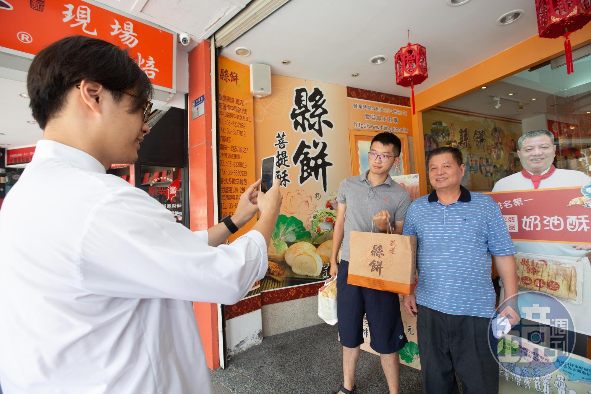 顧客賴先生(右2)見到劉進立(右1)本尊,興奮地要求合照。