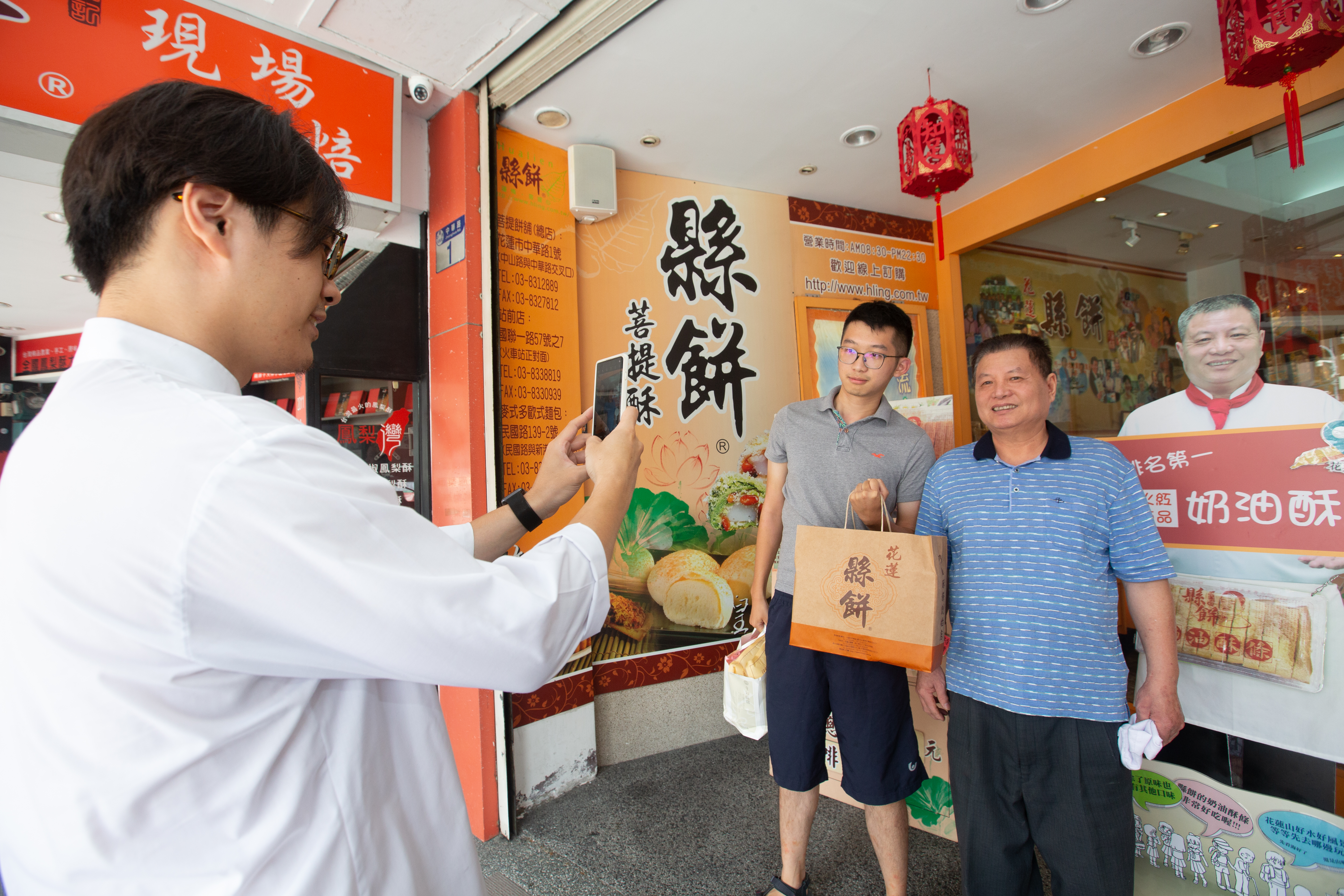 顧客賴先生（右2）見到劉進立（右1）本尊，興奮地要求合照。