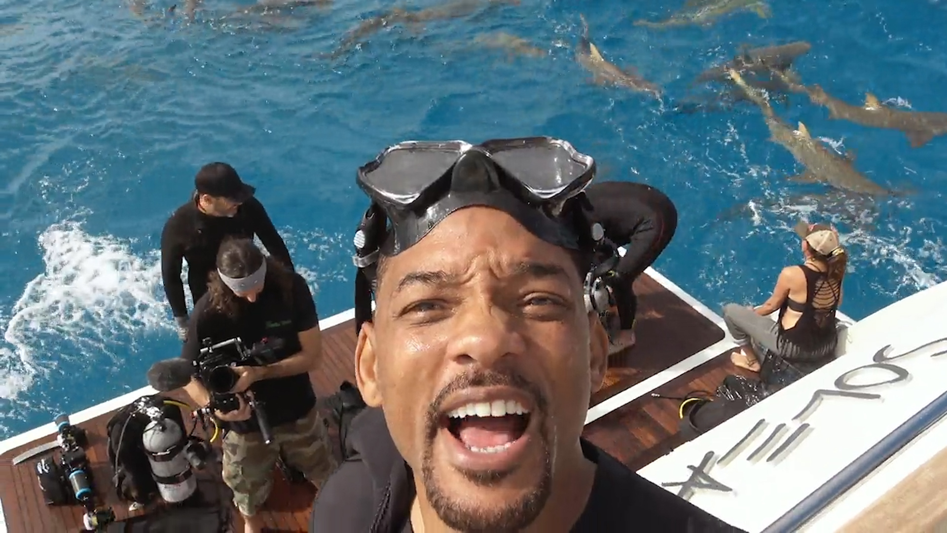 威爾史密斯挑戰內心深處對鯊魚跟海的恐懼，把自己丟進海裡跟一群鯊魚展開近距離接觸。（Discovery頻道提供）