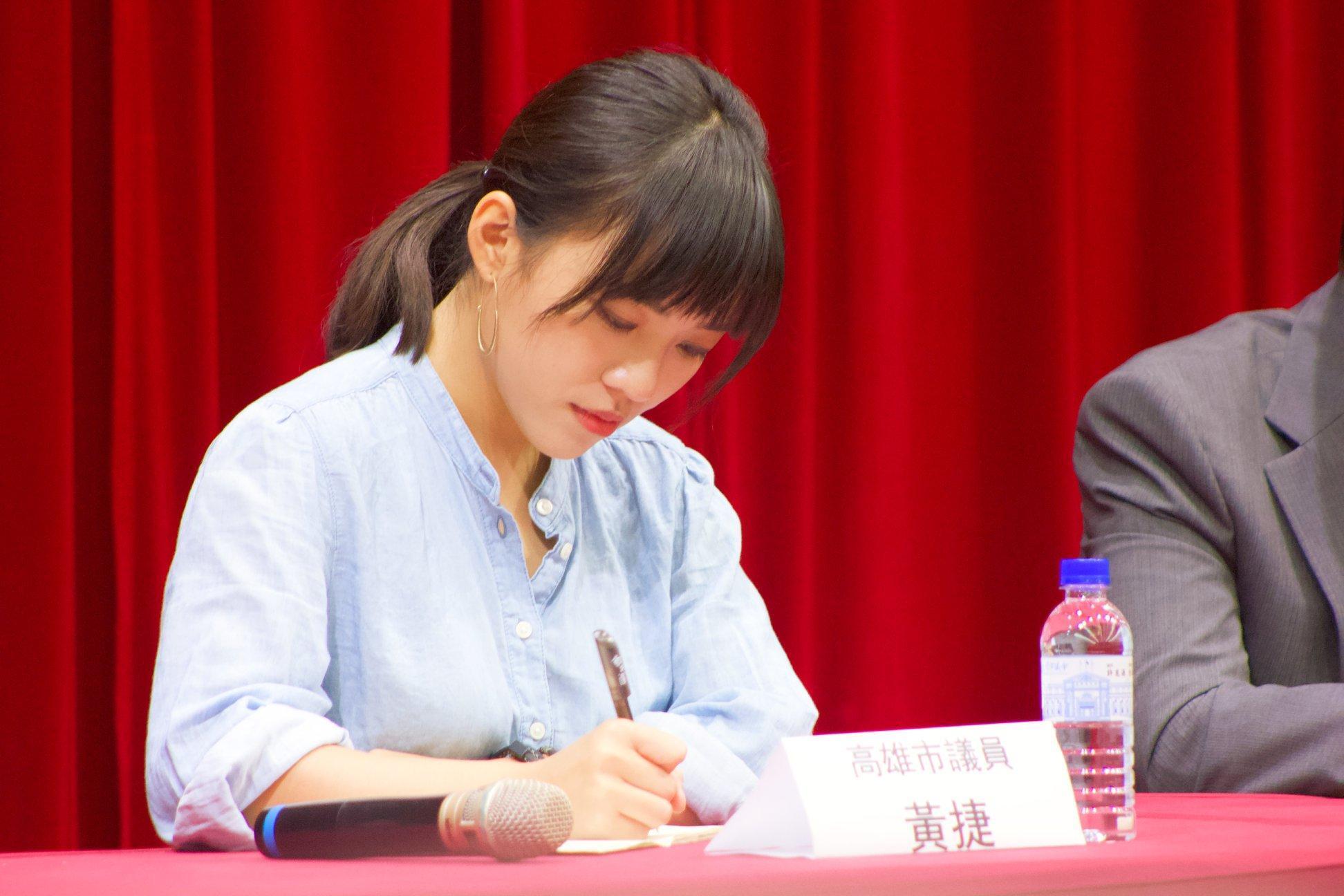 黃捷今晚在臉書宣布退出時代力量。（翻攝自黃捷臉書）