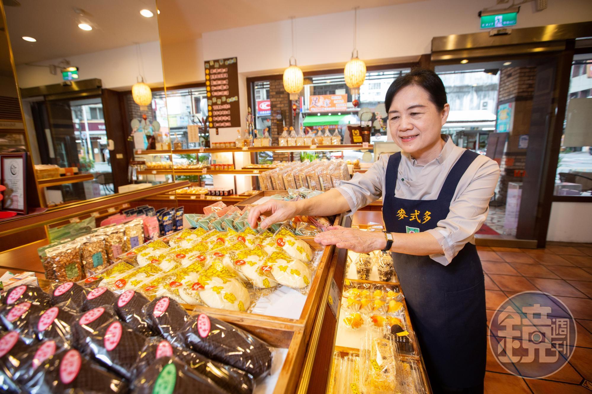 夫妻倆經營麥式多歐式麵包店,林素珍負責外場,店裡也販售不少傳統台式點心、糕餅。
