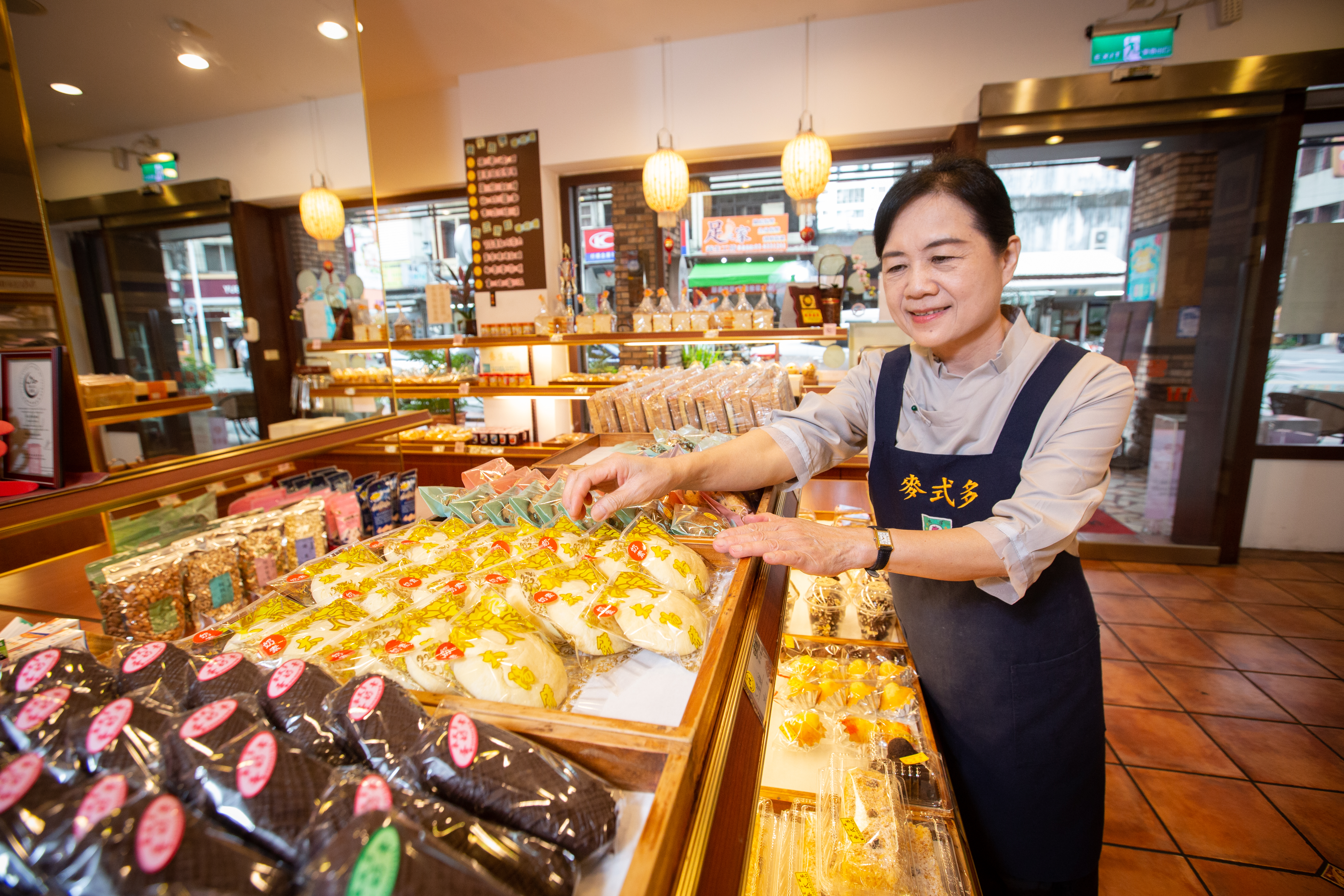 夫妻倆經營麥式多歐式麵包店，林素珍負責外場，店裡也販售不少傳統台式點心、糕餅。