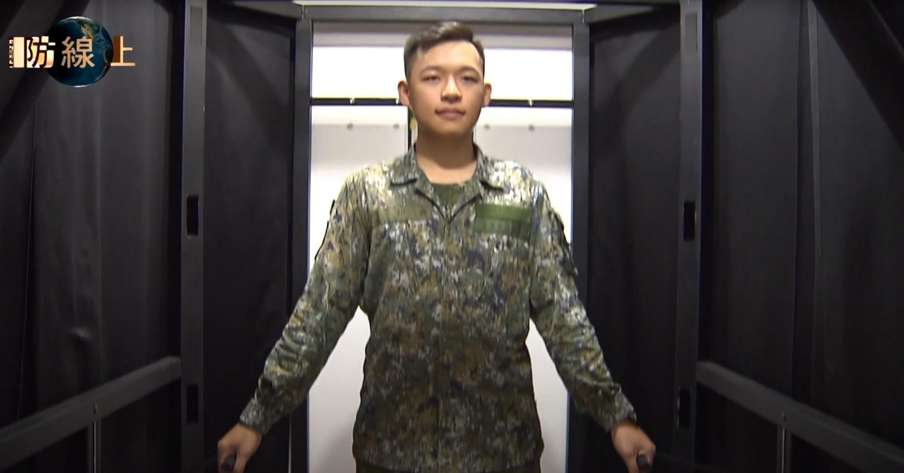 國軍軍服透過3D人體掃描機採集數據，進行製作。（翻攝軍聞社）