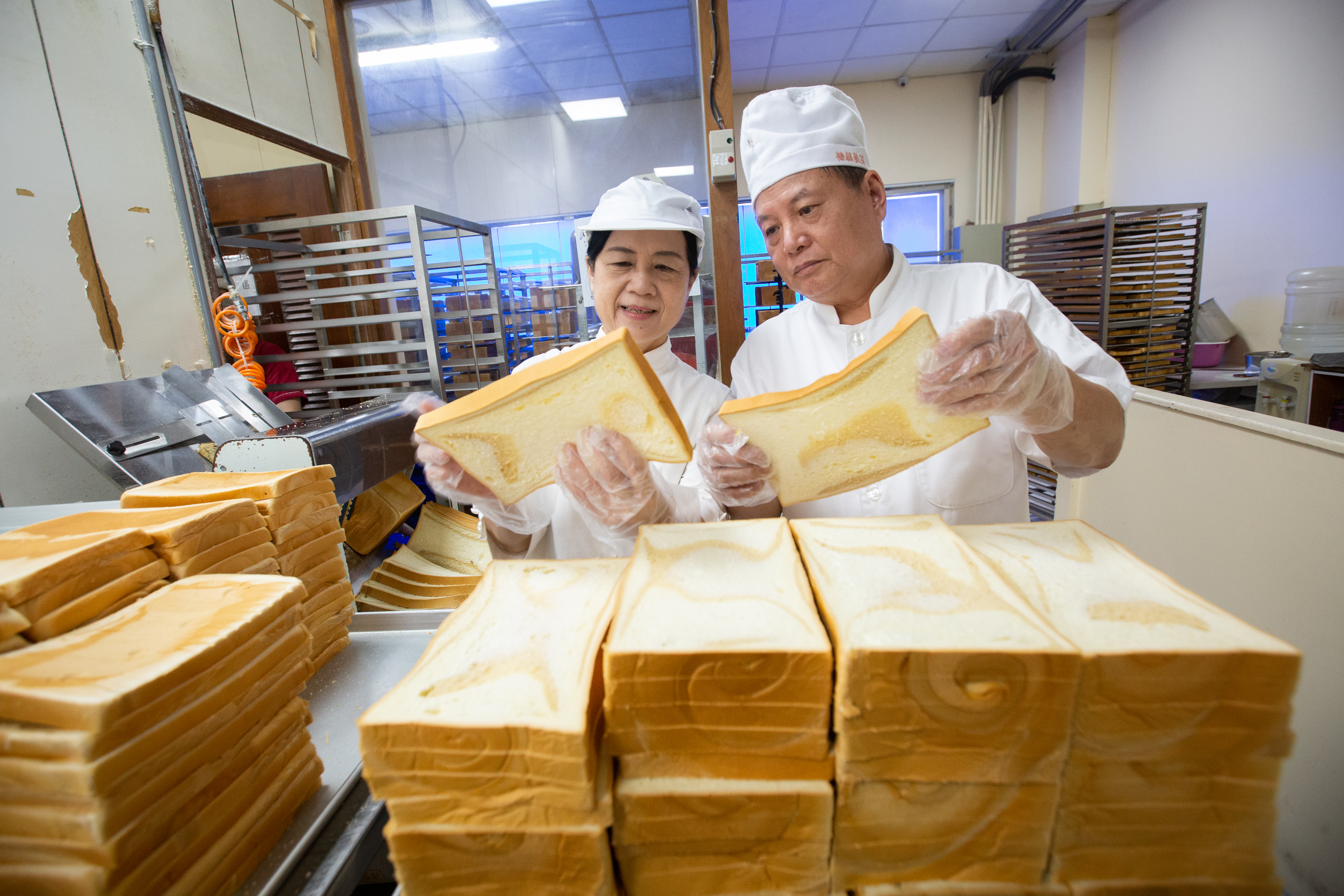 花蓮海邊的漂流木給了劉進立（右）靈感，他用黑糖麵團，做出漂流木餅的木紋。