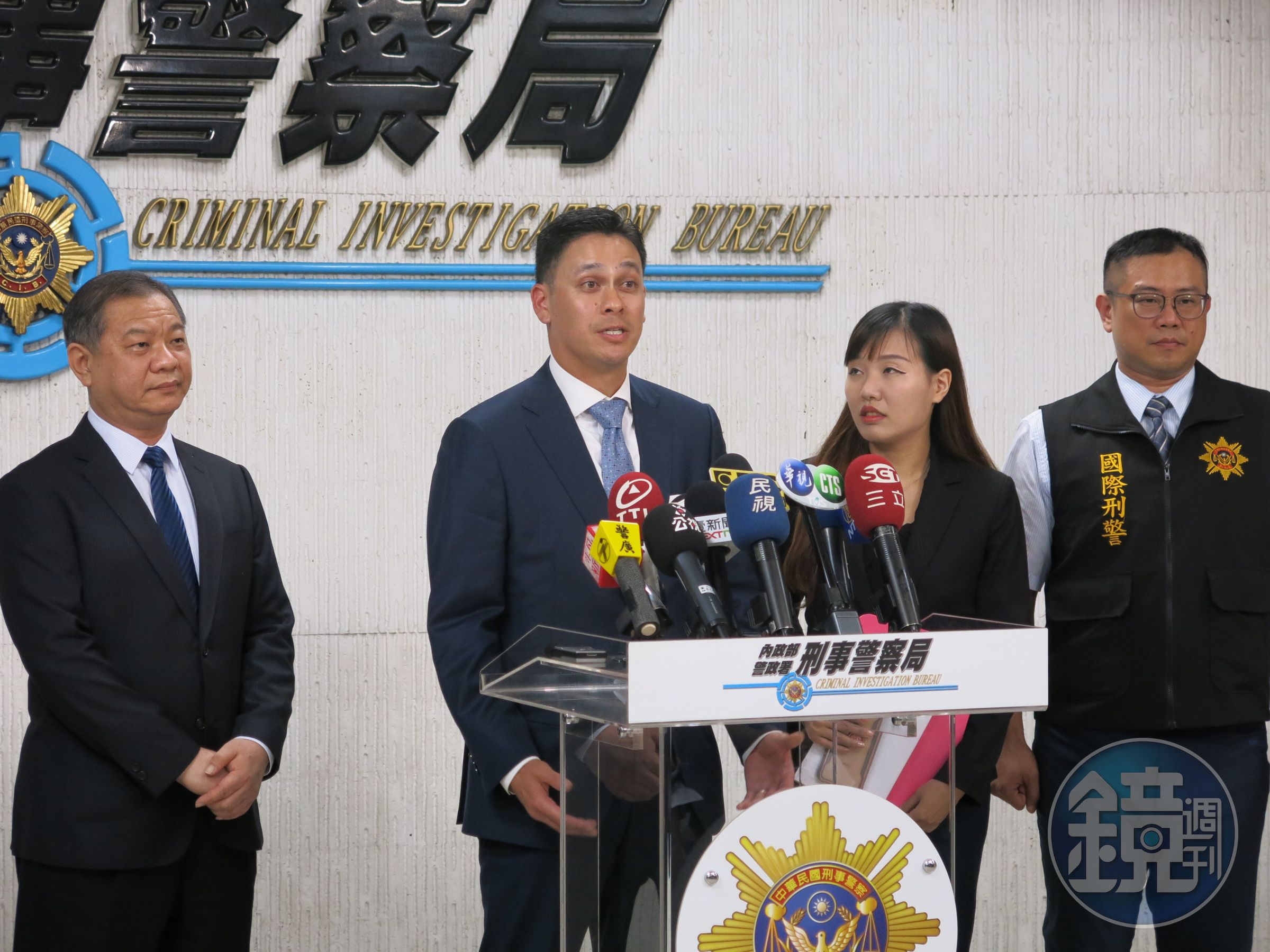 FBI駐臺灣聯絡官Nicolas G Garcia（中），特別來到刑事局感謝台灣警方協助破案。（翻攝畫面）