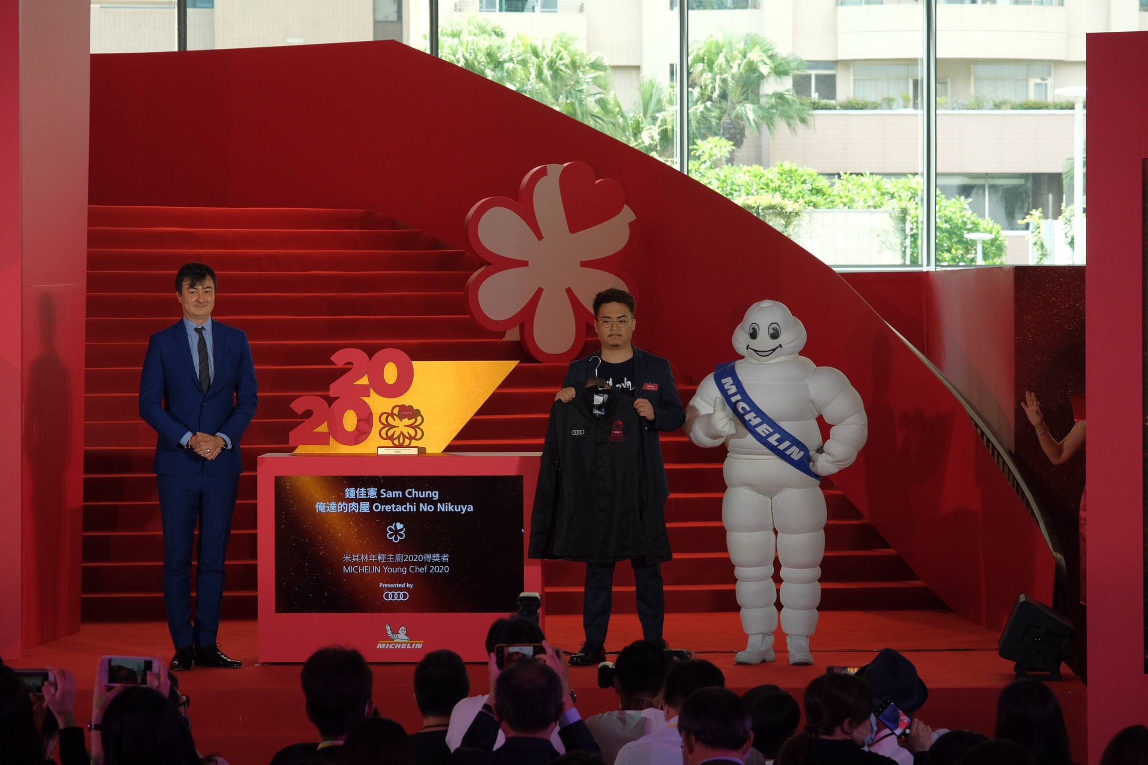 台中燒肉店「俺達の肉屋」才開2年，就摘下一星和年輕主廚大獎，圖為主廚鍾佳憲現身領獎。
