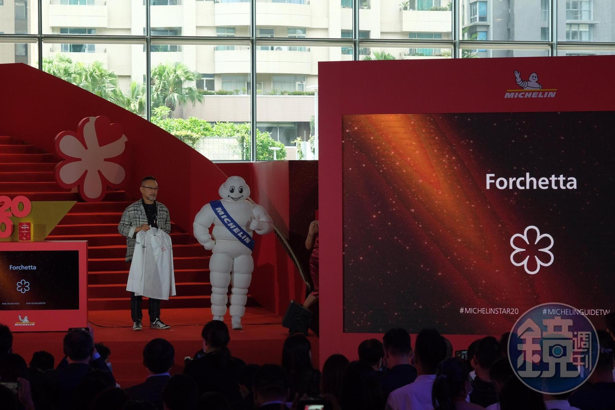 「Forchetta地中海餐廳」摘下一星，主廚Max身穿有型的西裝外套瀟灑上台。