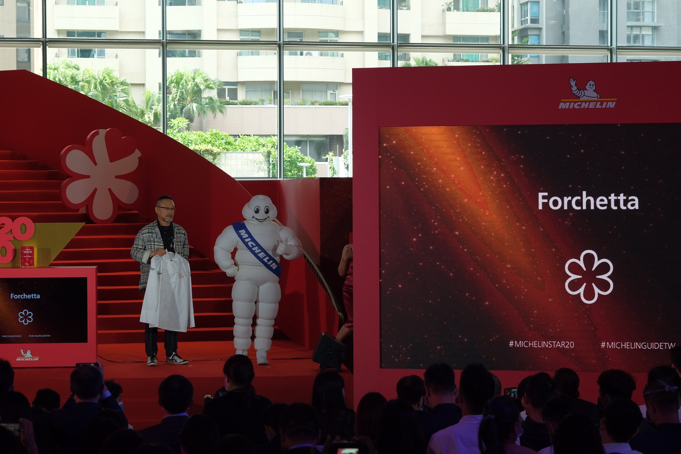 「Forchetta地中海餐廳」摘下一星，主廚Max身穿有型的西裝外套瀟灑上台。