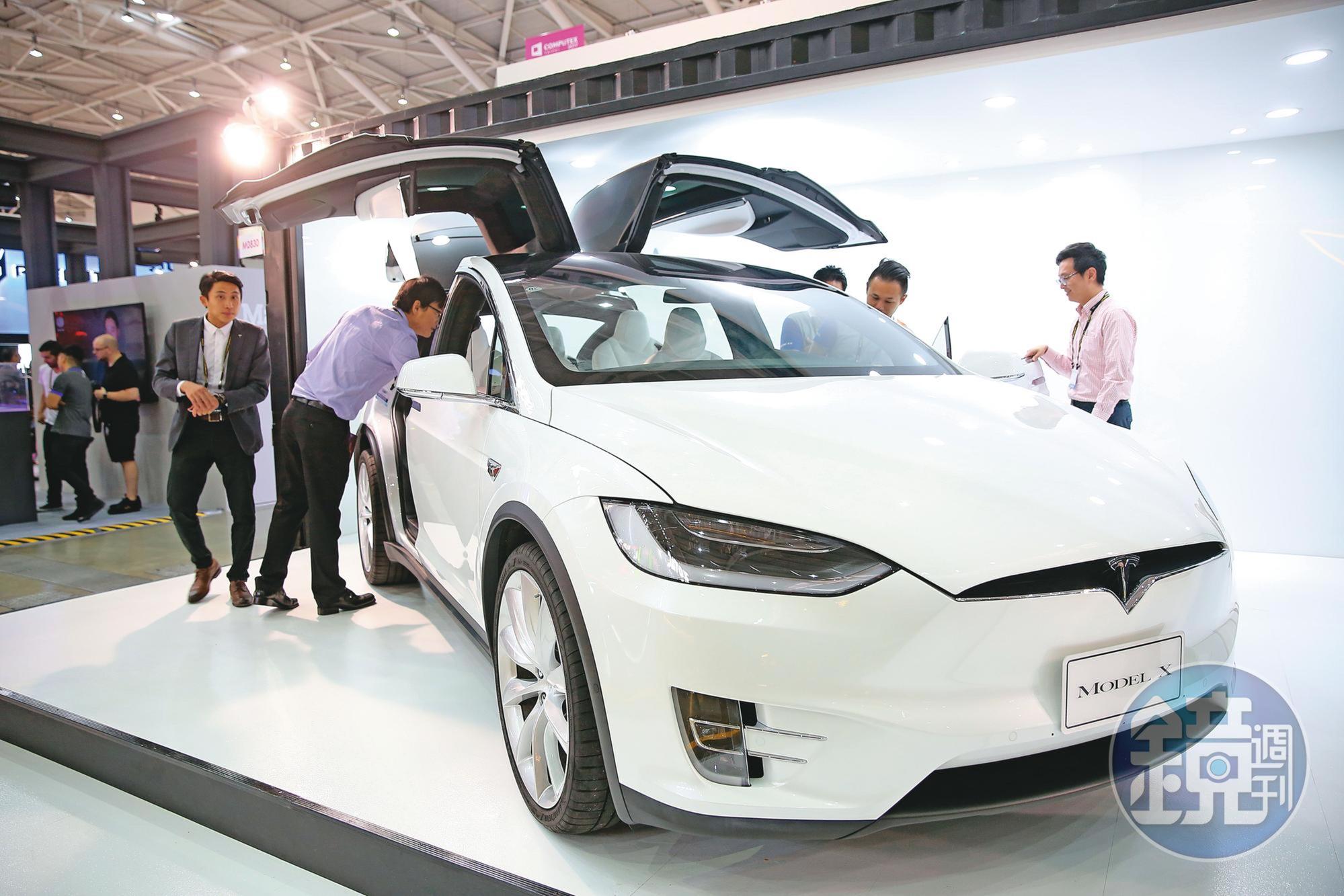 特斯拉市值持續攀高,一舉超越TOYOTA、蘋果,突破2兆美元,市場沉浸在樂觀氣氛中。