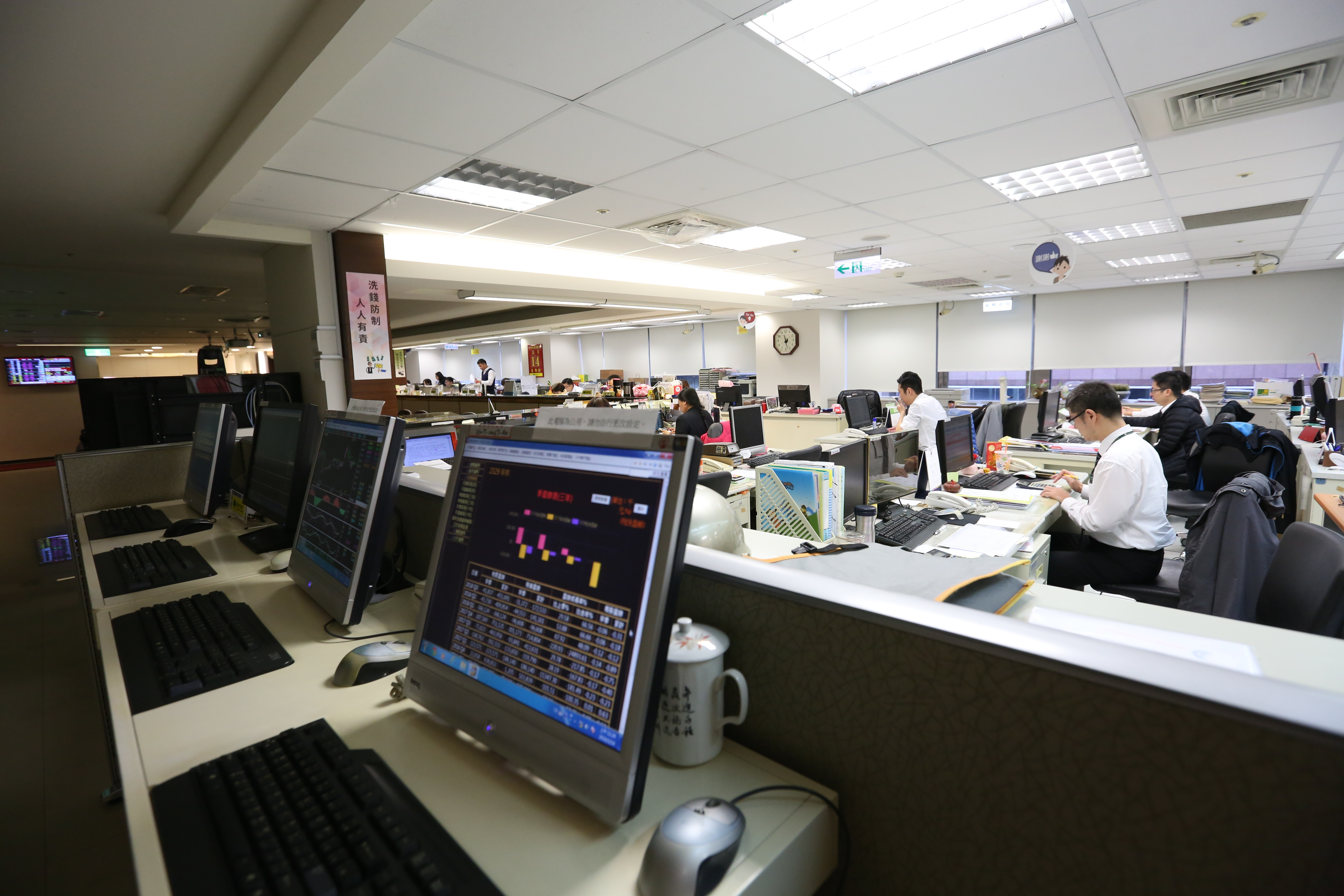 台北股市這3年來多數的時間都在萬點以上，但號子看盤的人卻越來越少，不少券商大砍營業據點，除了營業面積縮水外，有時就連電視牆也不開。