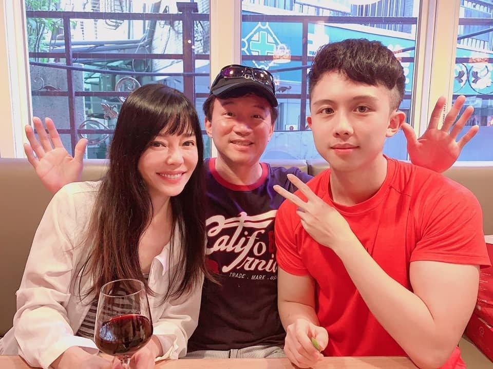 孫安佐(右)才剛考上醒吾科技大學表演藝術系,今天遭士林地檢署起訴,接下來的事業和學業規劃恐怕又要生變。(翻攝自孫安佐臉書)