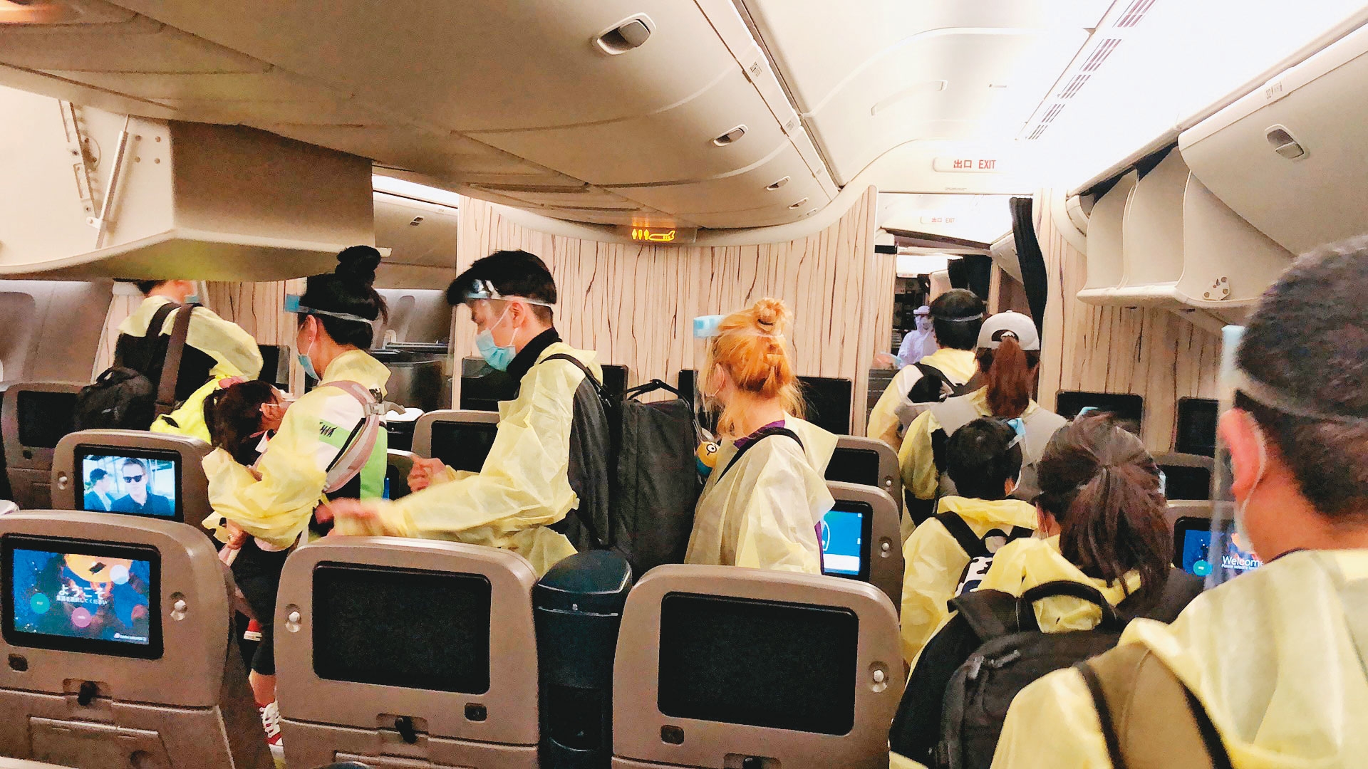 彰化精準篩檢風波再掀入境普篩辯論，國內專家、甚至藍綠陣營都各有主張。圖為四月第二批湖北類包機的台灣人搭機返台。（台北市家長會長協會提供）