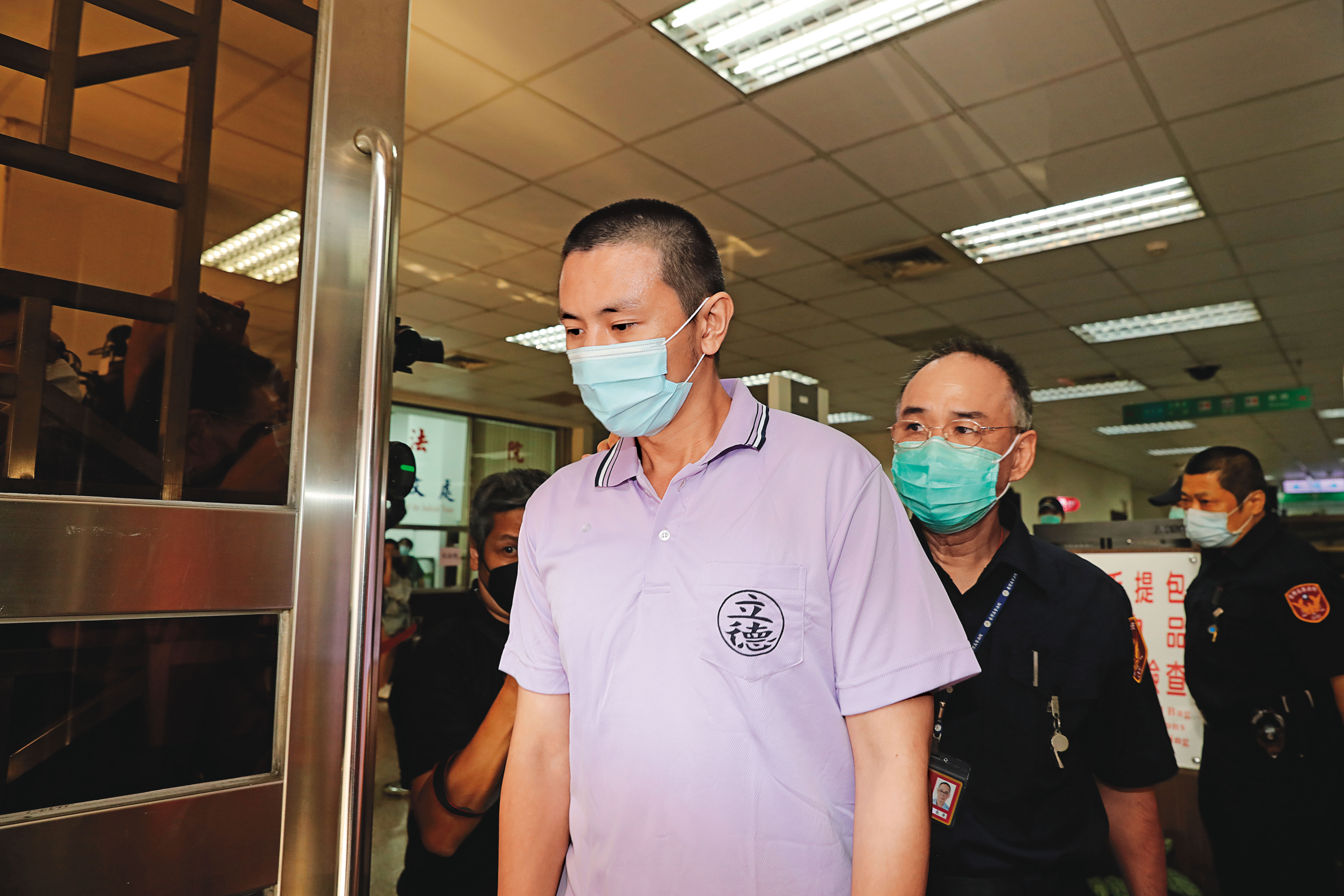 弒母剁頭凶手二審判了無罪，高等法院被全民罵翻，類似荒謬判決，幾個月前也出現過。