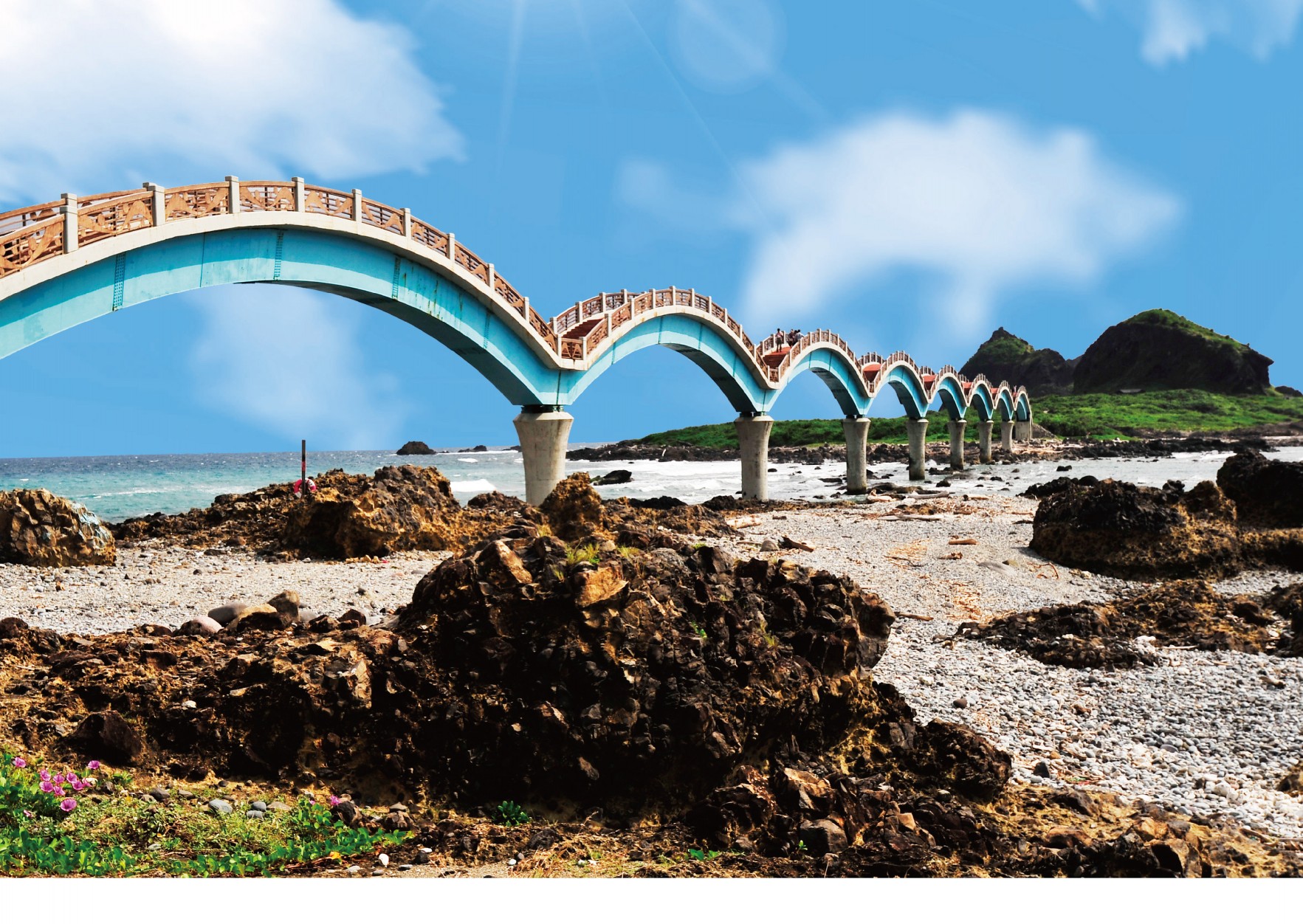 台灣濱海有許多絕世美景，比如東部海岸的三仙台。（台灣好行提供）