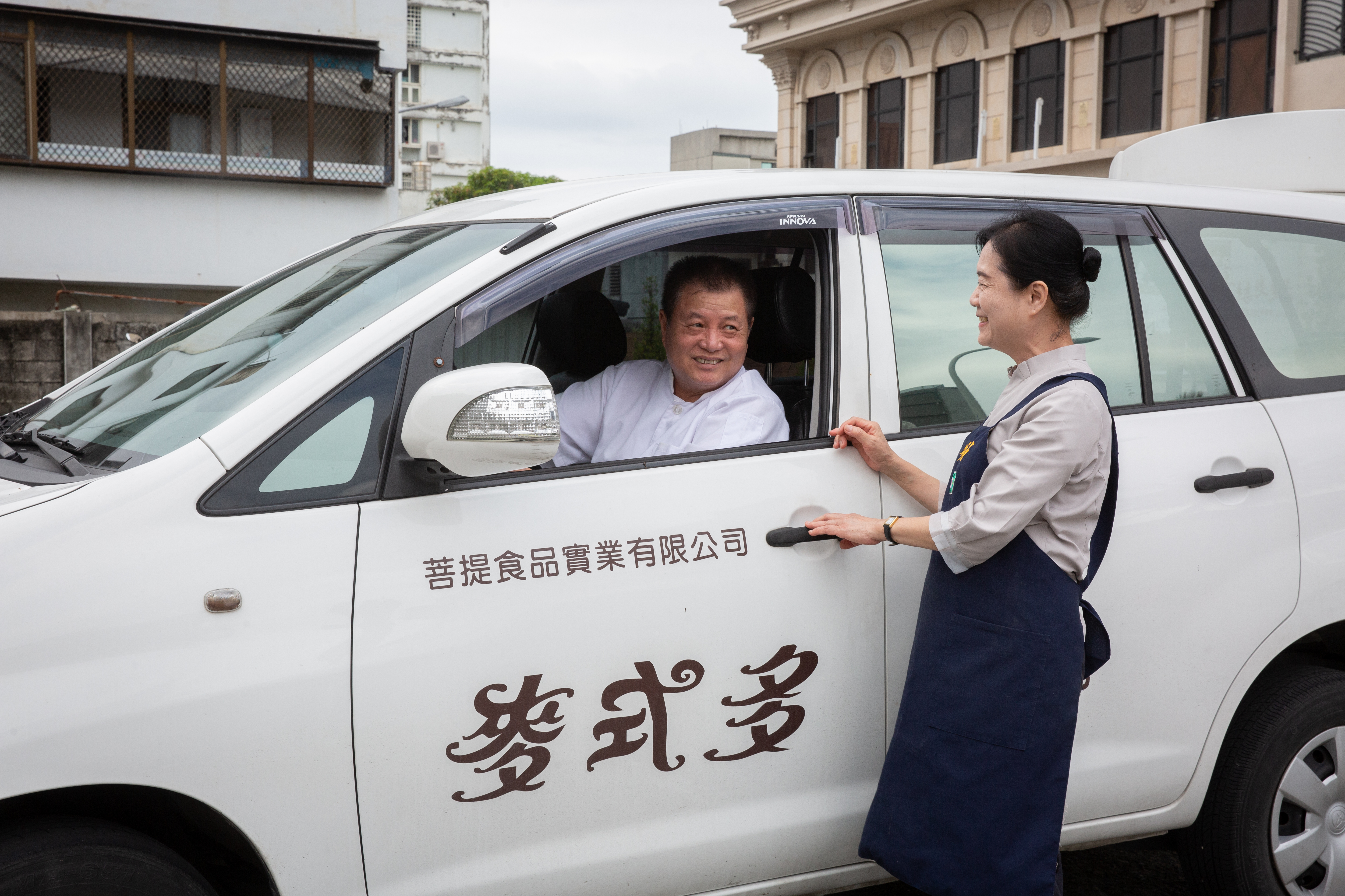 劉進立與林素珍白手起家，曾開著麵包車四處兜售，因為苦過更珍惜現在擁有的幸福。
