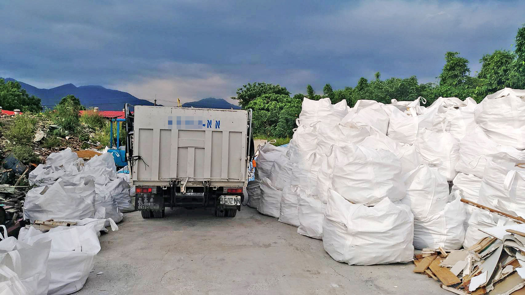 社子島B地主的土地，也遭同一名環保蟑螂用卡車棄置大量廢棄物。（讀者提供）