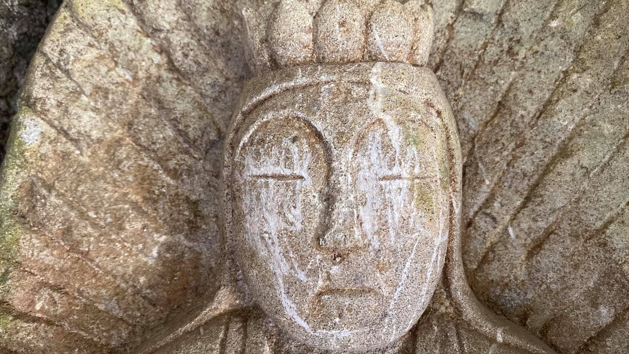 具百年歷史的唐朝風格觀世音菩薩遭登山客毀容，民眾質疑又是報復性旅遊的惡果。（翻攝自楊偉仁臉書）