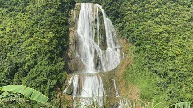 遊客挑戰貴州網紅景點「滴水灘瀑布」垂降慘死。（翻攝自微博）