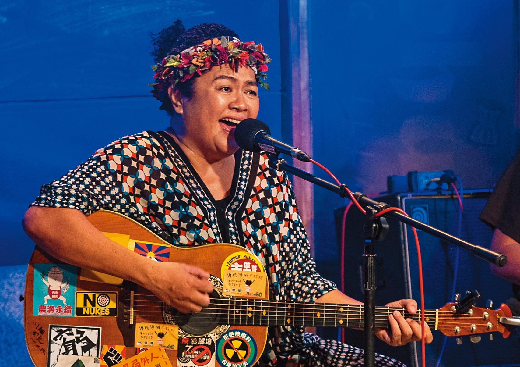 當年提議打造鐵花的歌手巴奈，以迷人歌聲吸引粉絲來到台東聆聽。