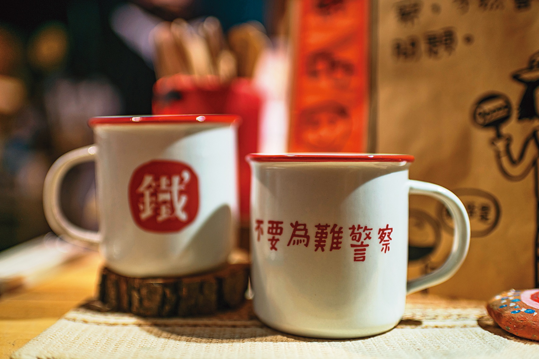 鐵花村推出的自有品牌系列「不要為難警察」搪瓷杯。（350元／個）