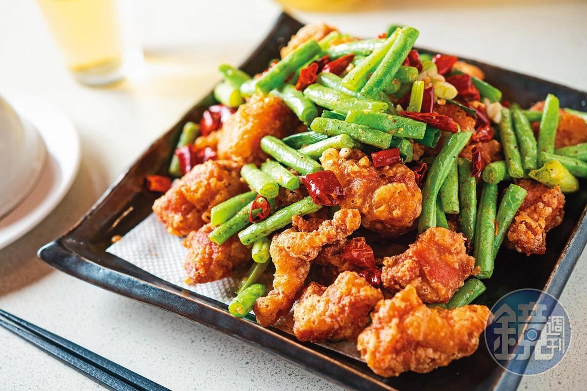 香酥好吃的「四季酥排骨」，是店內的招牌菜。（320元／大份）