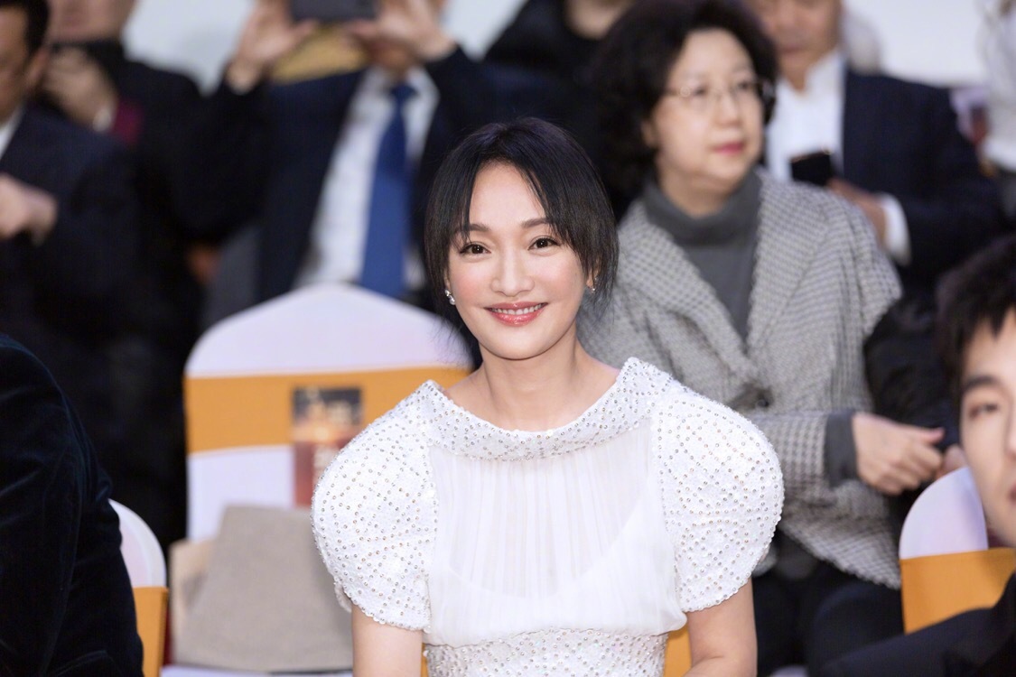 周迅拿過多個影后頭銜，被視為高級電影咖，但今年頻頻露臉陸綜，觀眾嫌她「從雲端下來」。（周迅工作室微博）