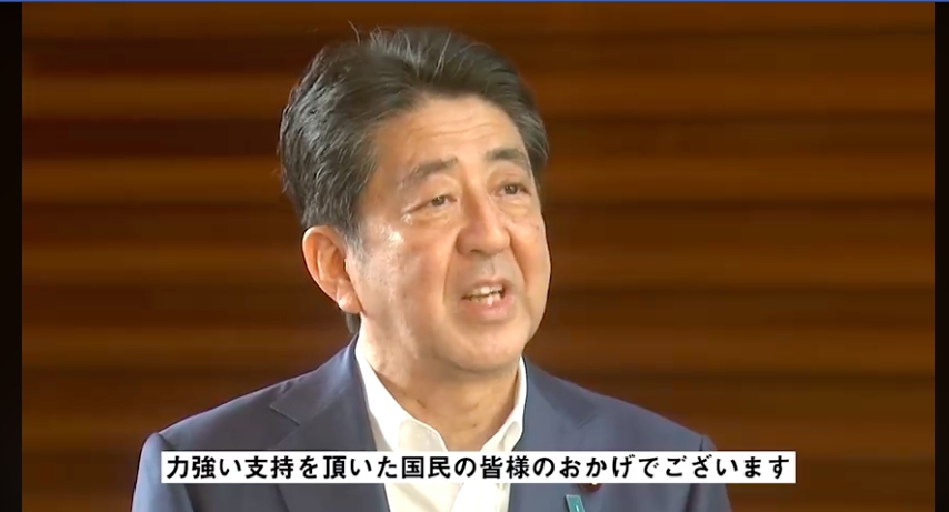 安倍晉三昨打破紀錄，成為日本憲政史後在位最長首相，公開亮相感謝國民。（翻攝自首相官邸臉書）