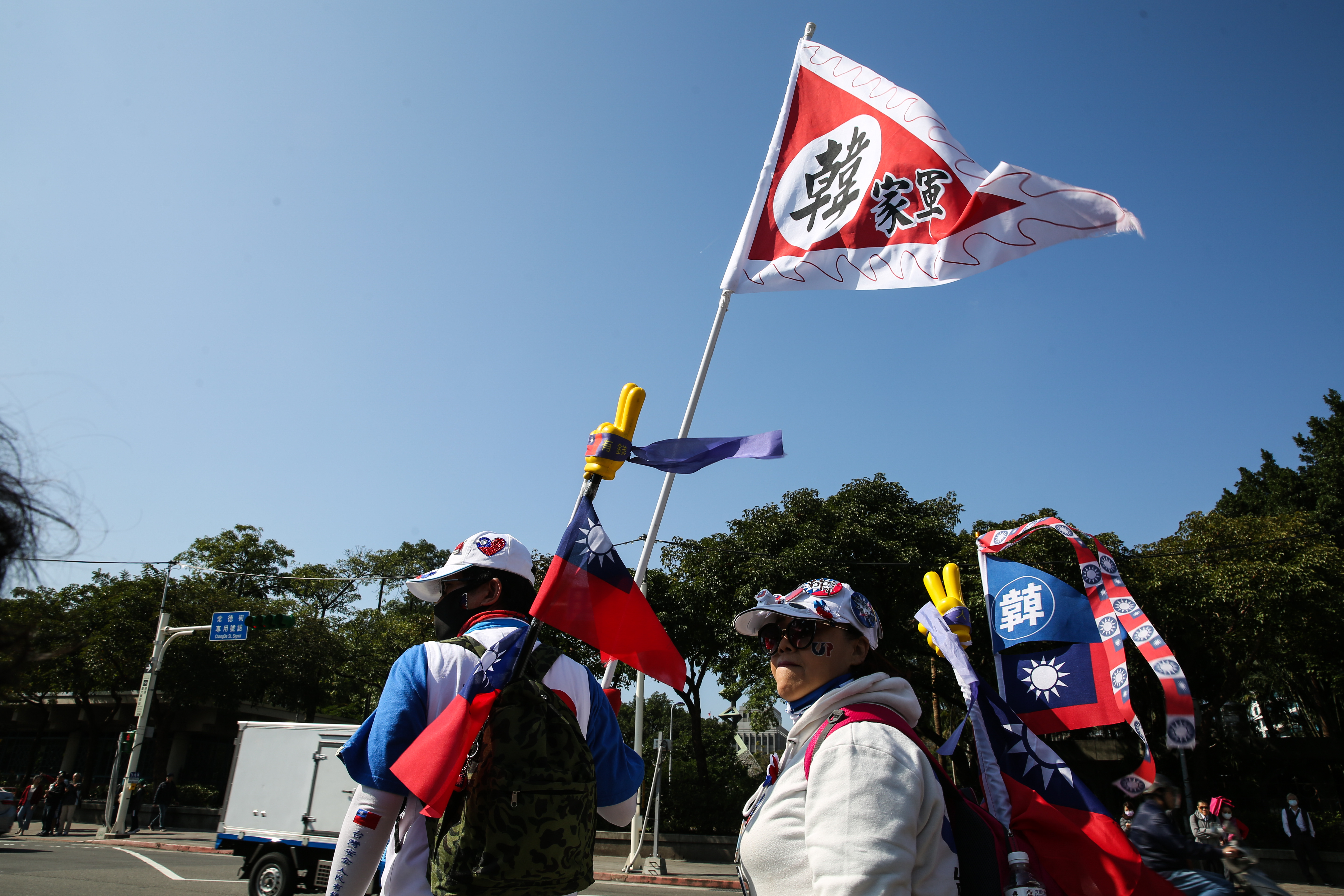 韓國瑜遭高雄市民罷免後，力挺韓的臉書粉專並沒有因此減少或消失，仍持續凝聚著支持者；示意圖，圖非當事人。（本刊資料照）