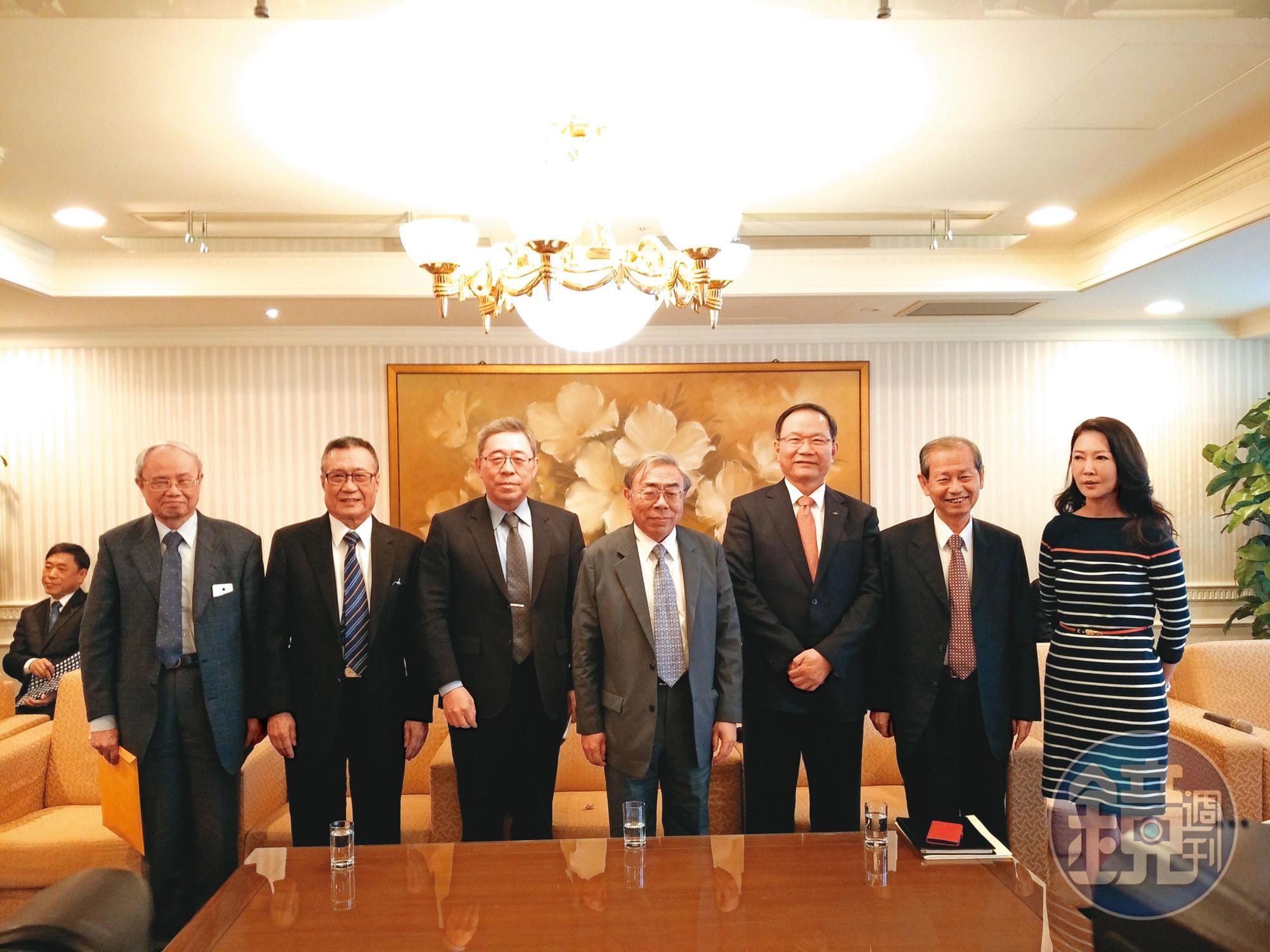 台塑第2代7人小組,總裁王文淵(中)考量未來營運需求,日後擴編成9人決策小組。