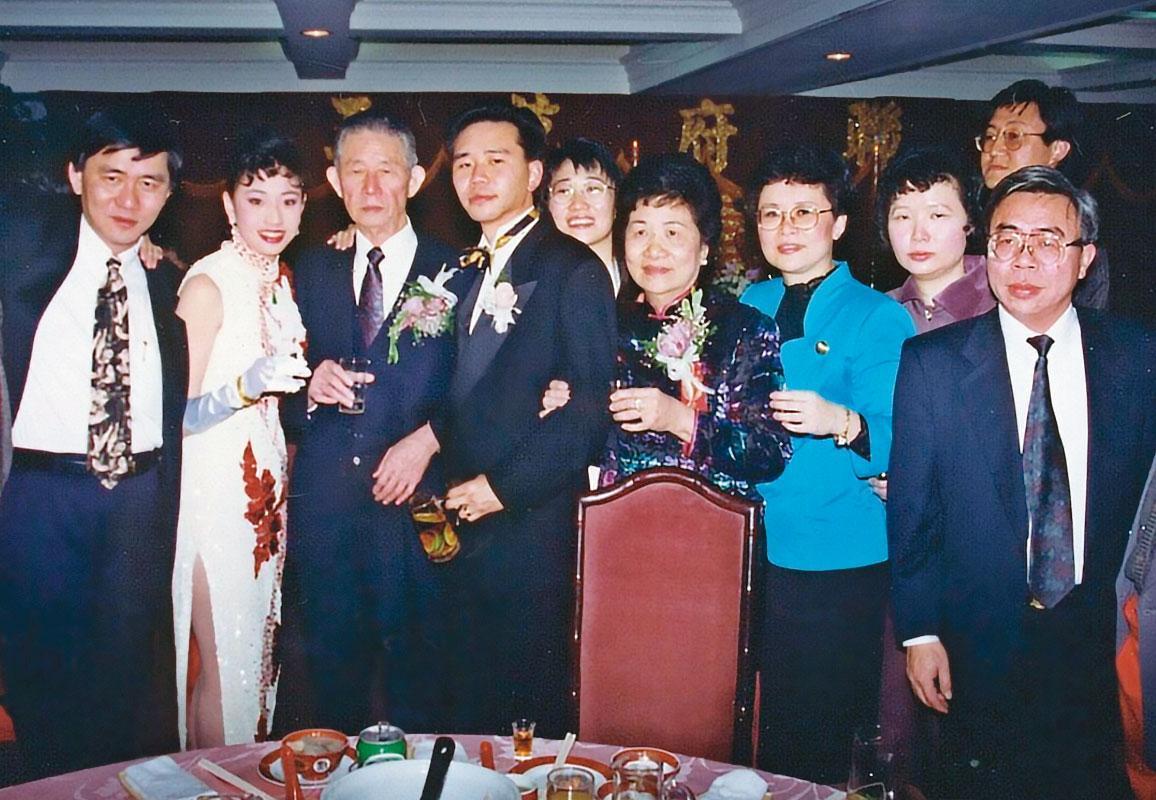 王文祥一直呼籲家族要團結,圖為他與妻子王范文華結婚合照。(王文祥提供)