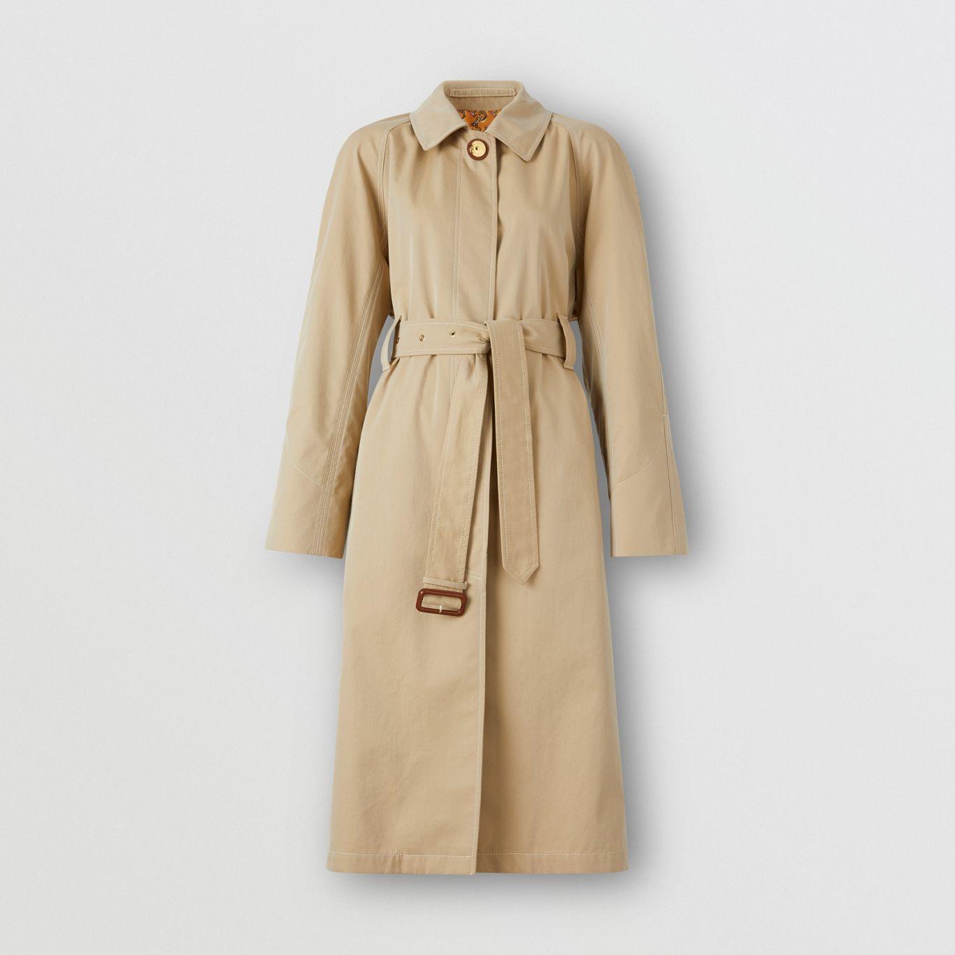 蜜金色Gabardine中長大衣 NT$79,000。（BURBERRY提供）
