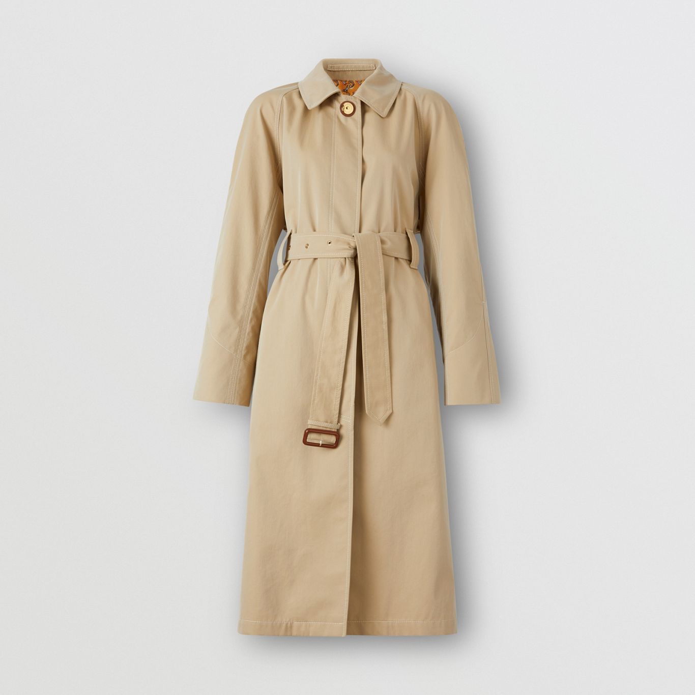 蜜金色Gabardine中長大衣 NT$79,000。（BURBERRY提供）