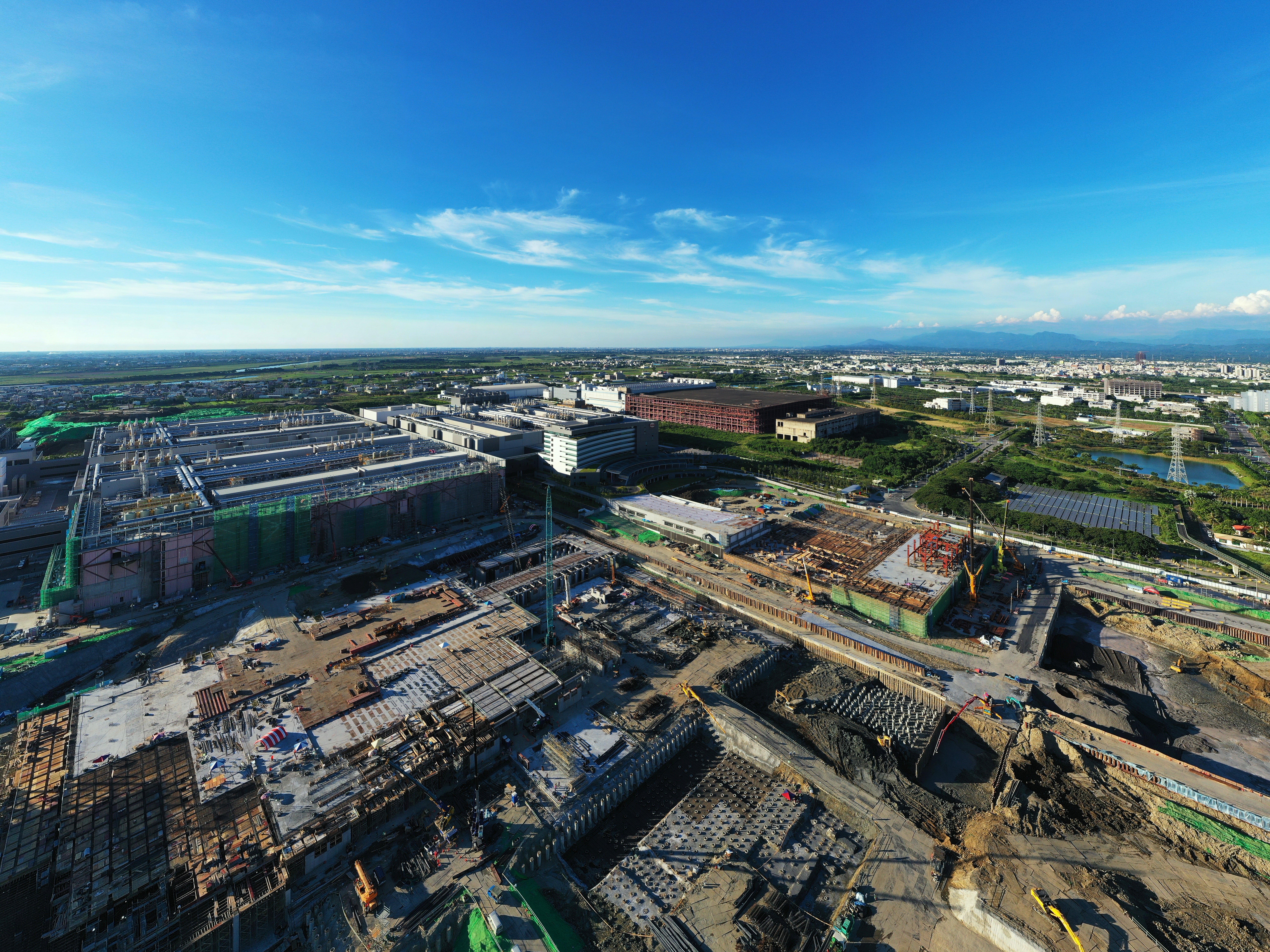 台積電8月以來三度在南科買地擴廠。圖為南科台積電空拍照。