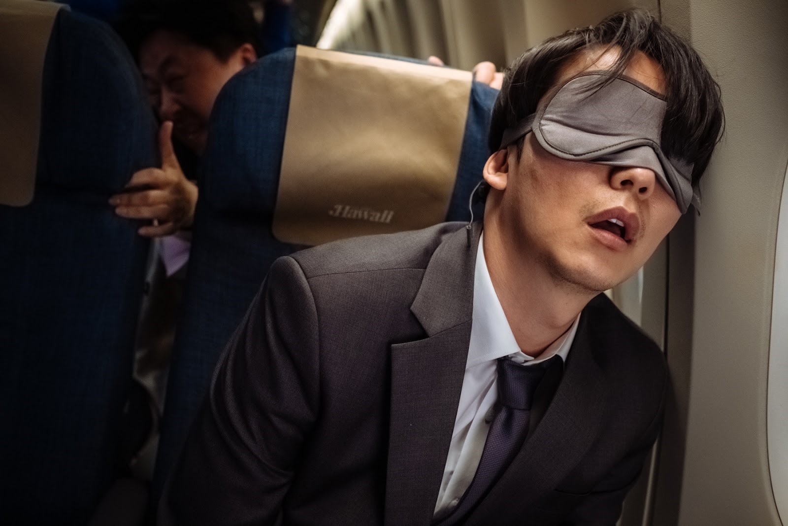 金南佶驚喜客串《熱血祭司》，戴著眼罩昏睡模樣笑壞觀眾。（采昌國際多媒體提供）