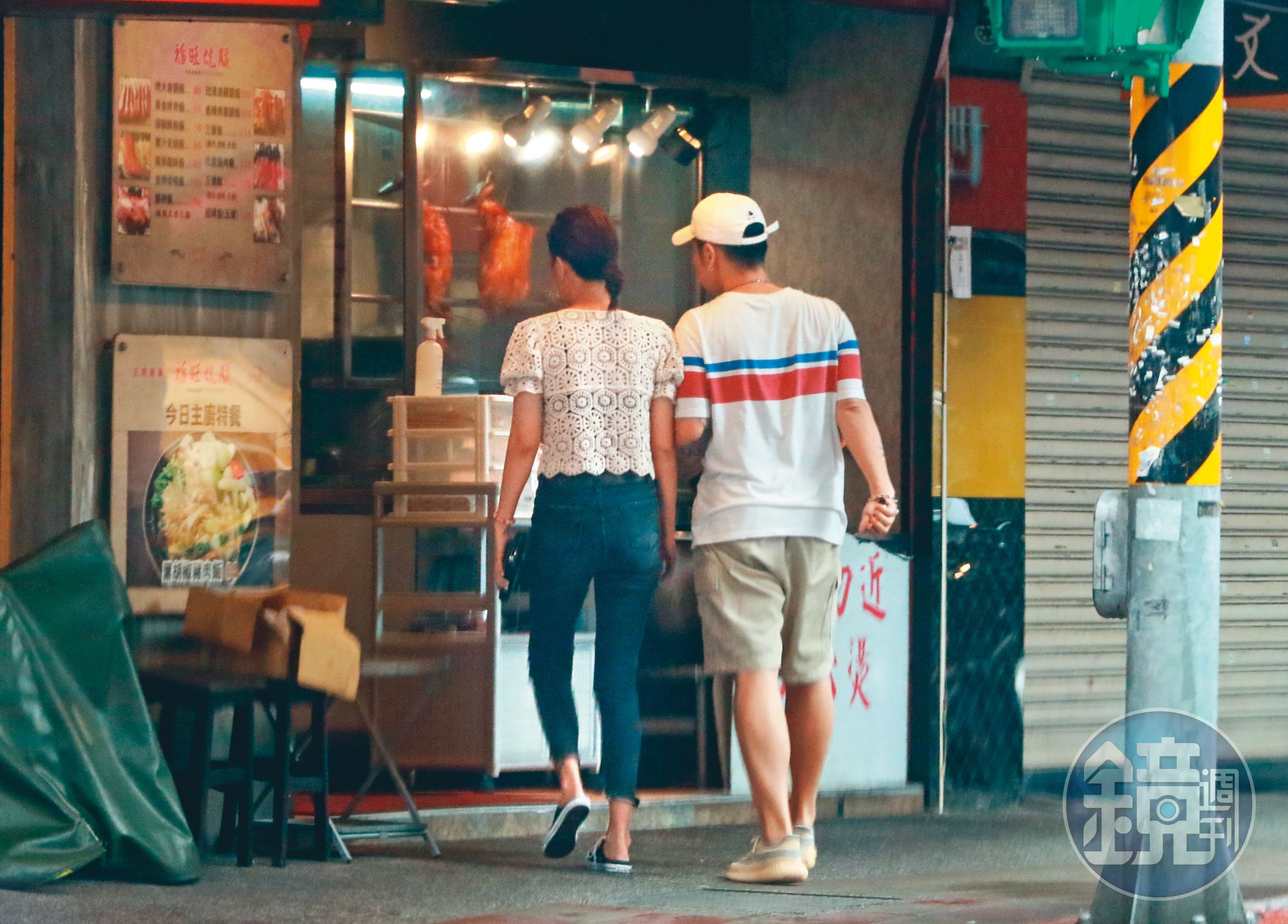 8/22 16:51，他們倆手臂緊貼著手臂，相偕走向便當店買餐。