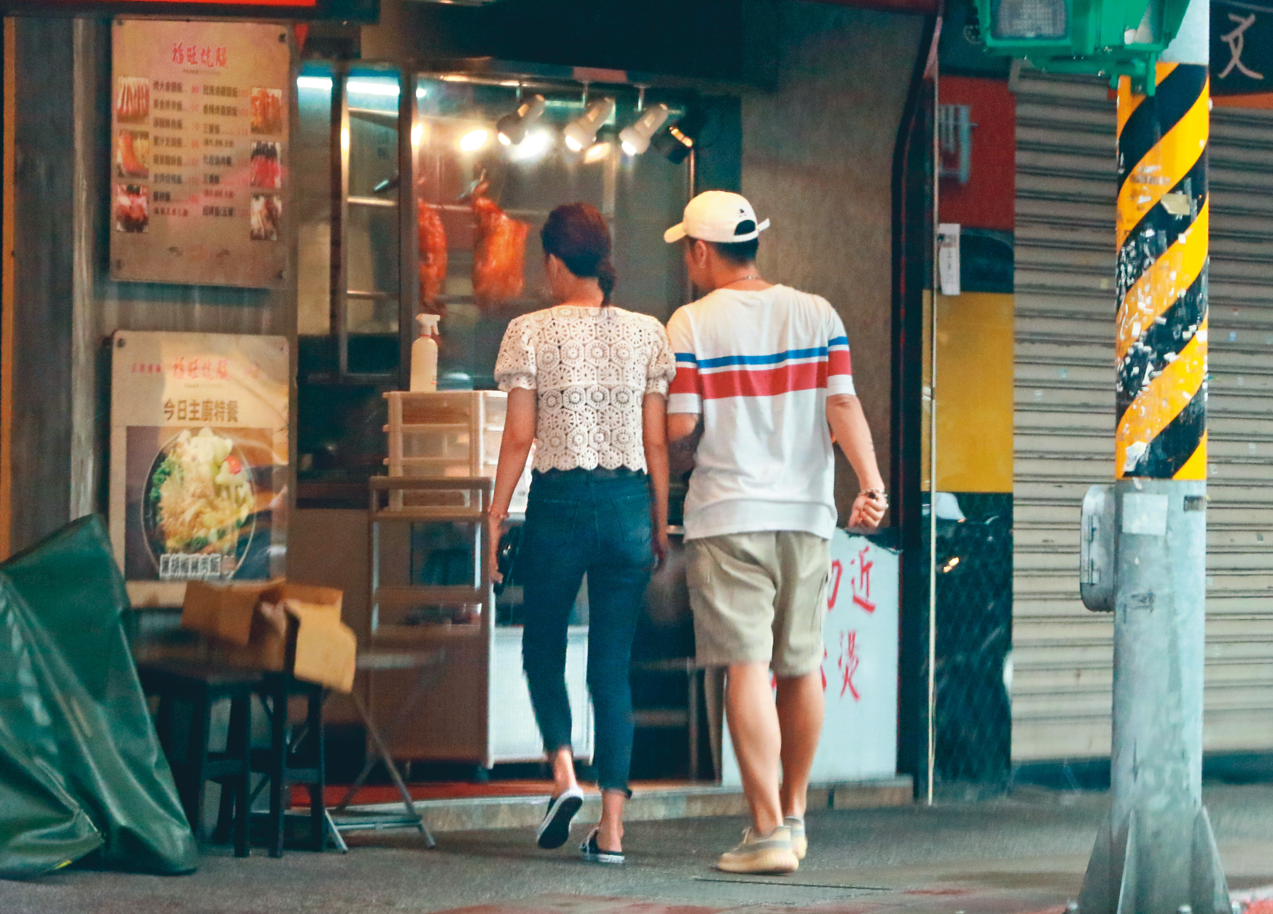 8/22 16:51，他們倆手臂緊貼著手臂，相偕走向便當店買餐。
